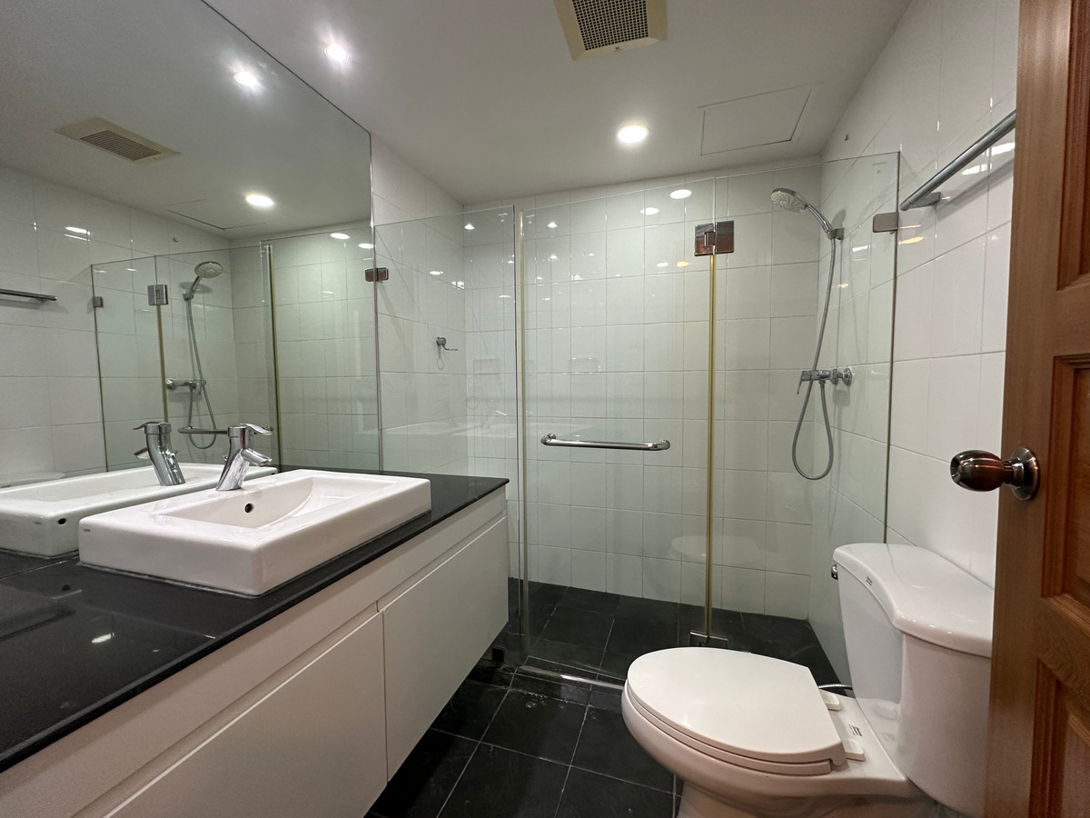 ขายคอนโดวิทยุ ชิดลม หลังสวน : Spacious 3BR for SALE at Somkid Gardens - Prime Chidlom Location