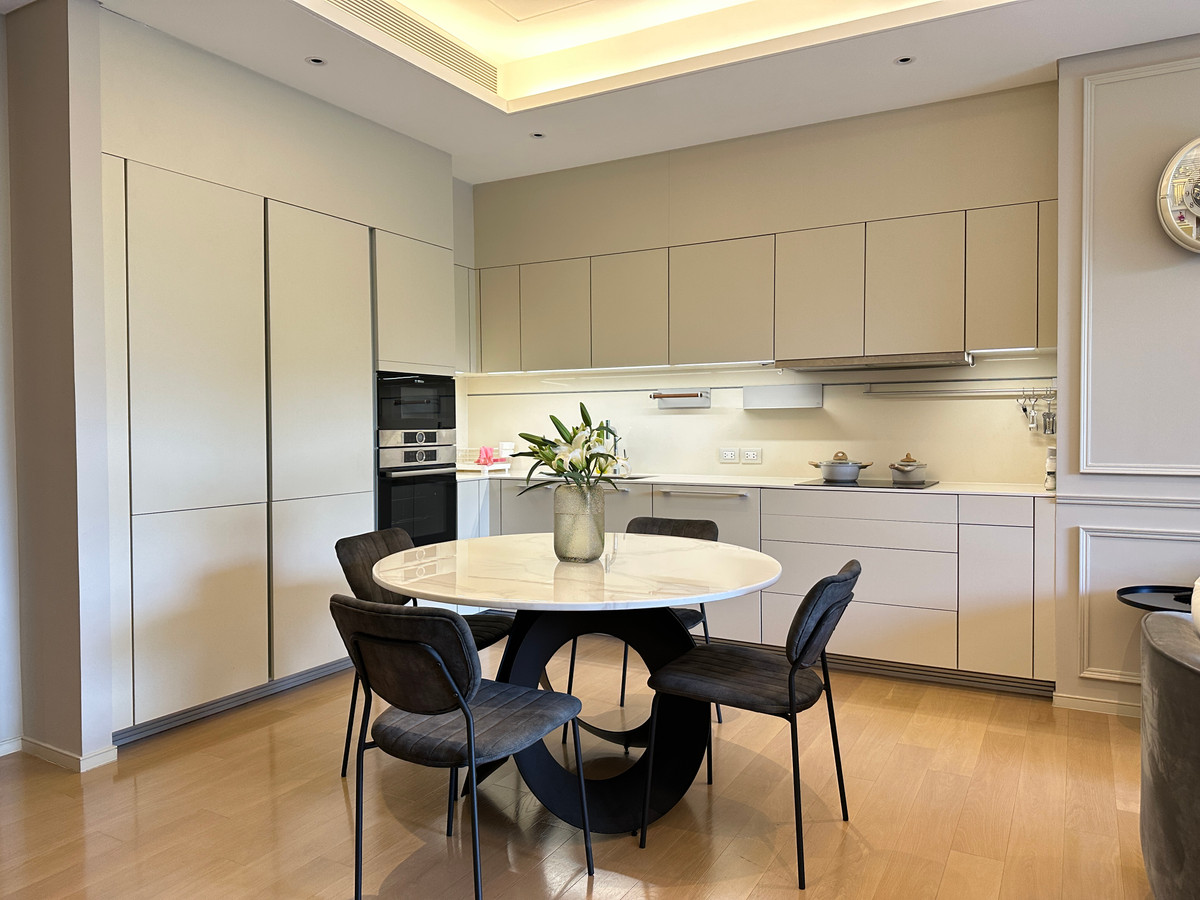 ขายคอนโดวิทยุ ชิดลม หลังสวน : Private Luxury Condo with Spacious 2 bedroom unit at Baan Sindhorn