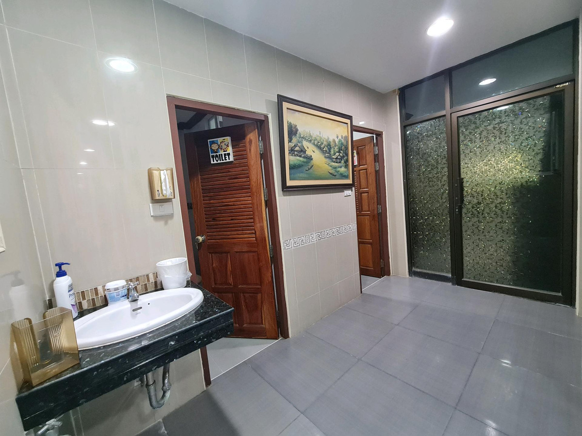 For SaleTownhomeRattanathibet, Sanambinna : Townhouse for sale, 2 floors, 3 houses next to each other, 49.5 sq m, luxuriously decorated, nice to live in, Nonthaburi 48, opposite the lottery office.