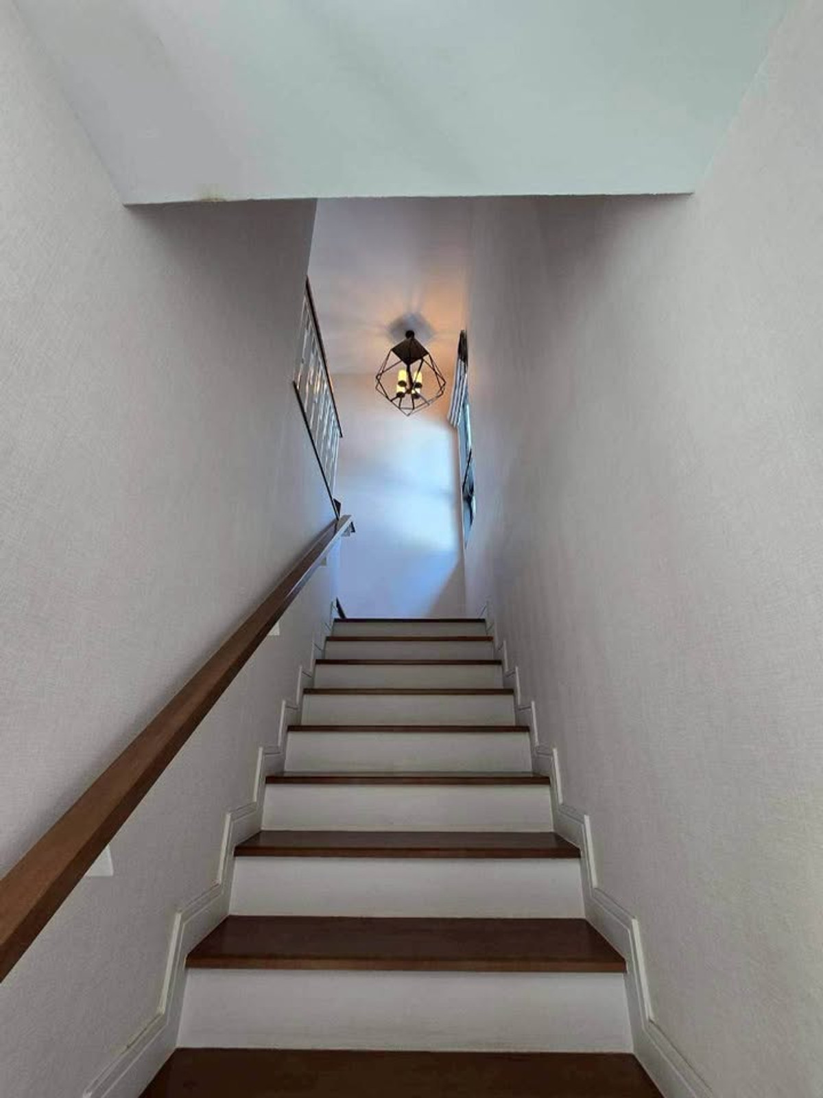 For RentHousePattanakan, Srinakarin : P-2924 ให้เช่า ! Single house in prime location Near Burasiri Pattanakarn International School, ready to move in.