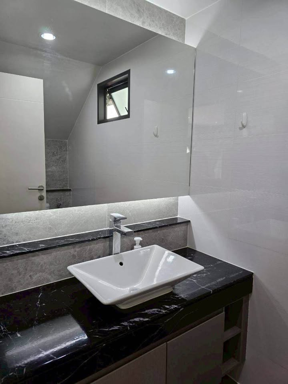 For RentHousePattanakan, Srinakarin : P-2924 ให้เช่า ! Single house in prime location Near Burasiri Pattanakarn International School, ready to move in.