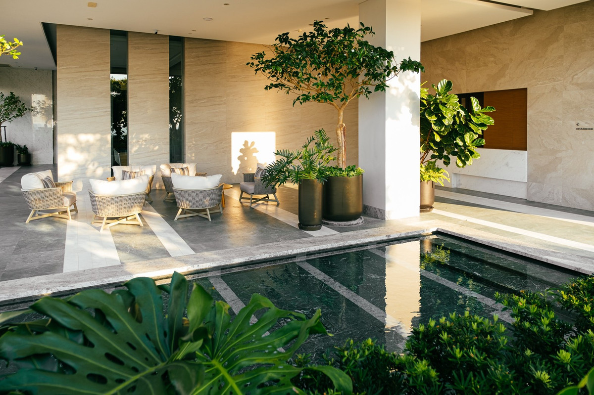 ขายคอนโดวิทยุ ชิดลม หลังสวน : For Sale Largest 2 Bedroom Corner Unit at Sindhorn Kempinski