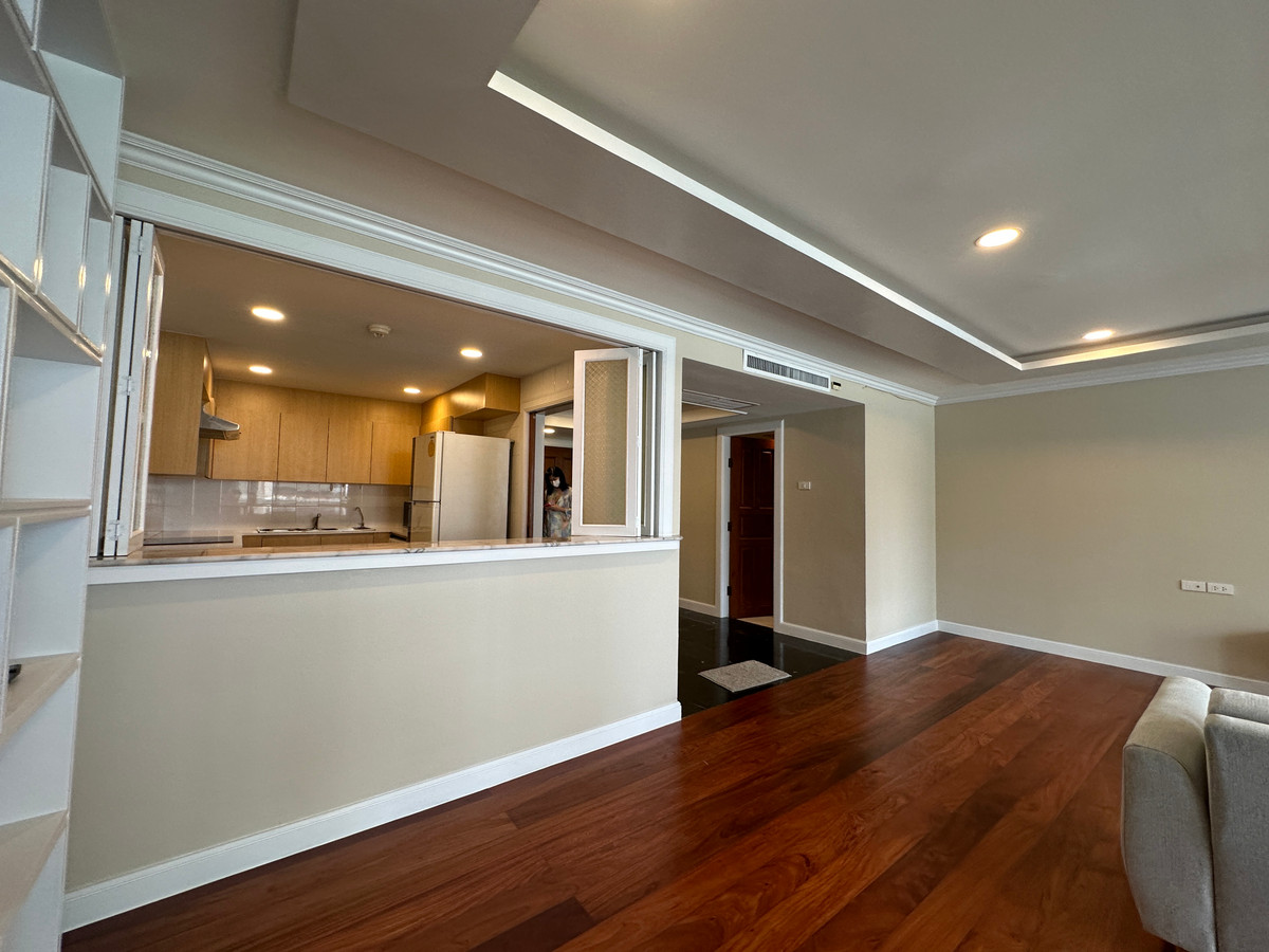 ขายคอนโดวิทยุ ชิดลม หลังสวน : Spacious 3BR for SALE at Somkid Gardens - Prime Chidlom Location