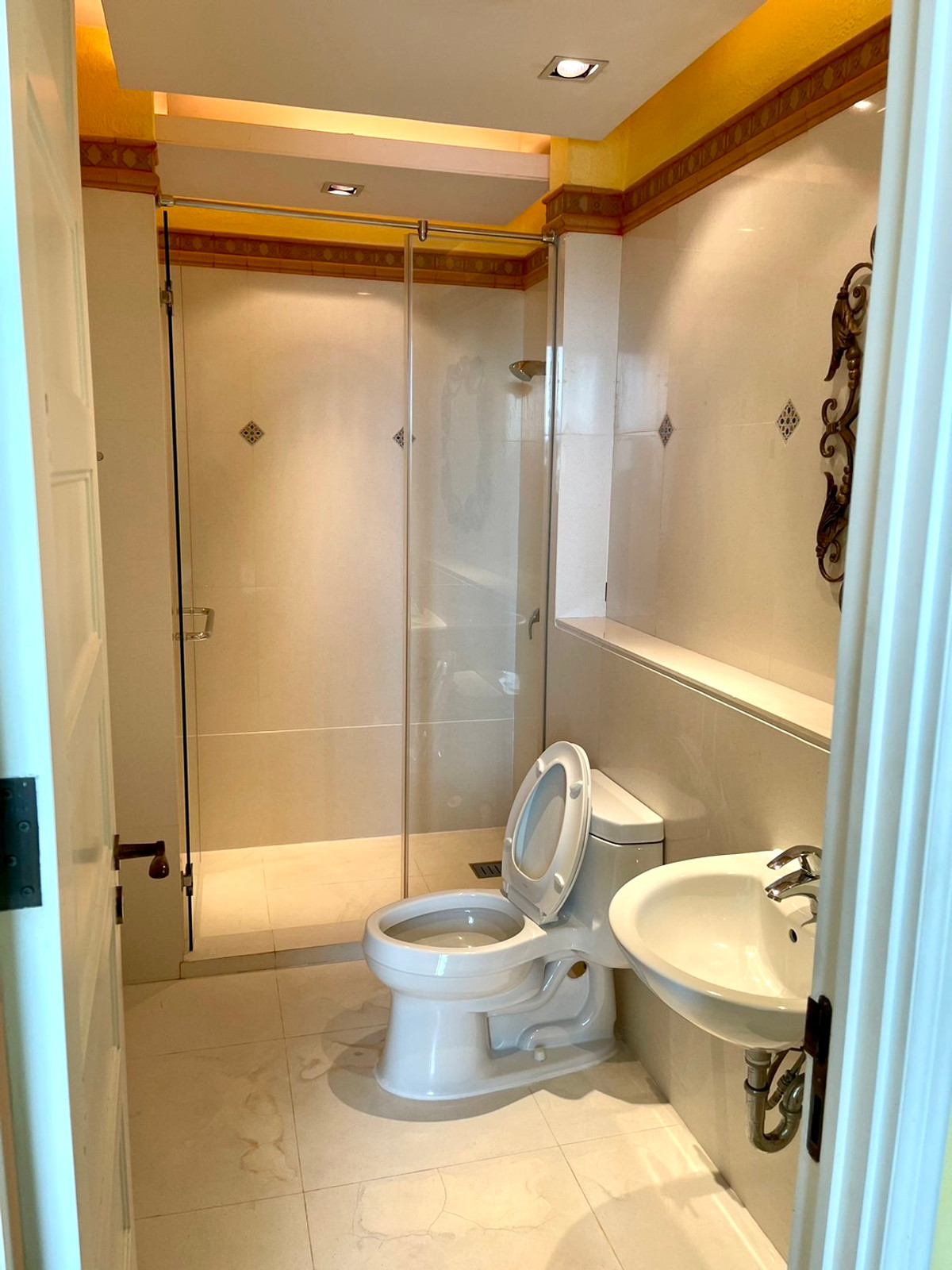 For RentCondoSukhumvit, Asoke, Thonglor : 🐱Pet-friendly📍AGUSTON Sukhumvit 22, 3 BR, 4 BA with a bathtub, separate Thai kitchen