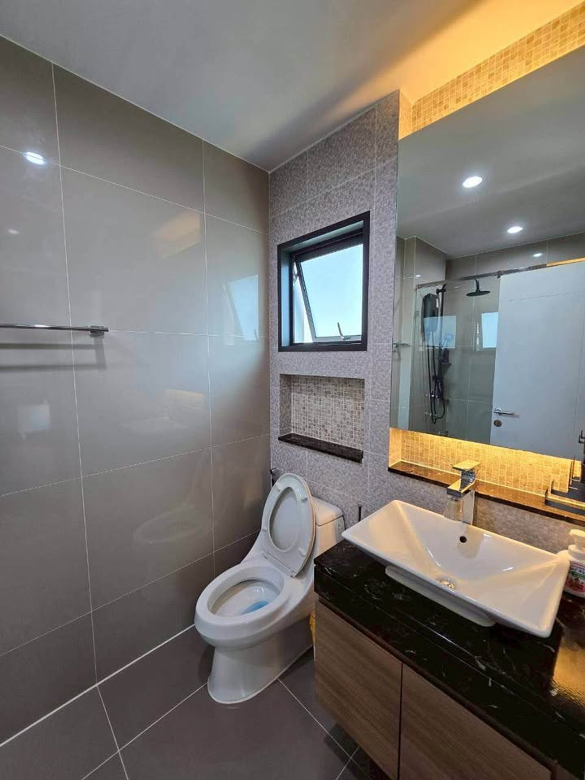 For RentHousePattanakan, Srinakarin : P-2924 ให้เช่า ! Single house in prime location Near Burasiri Pattanakarn International School, ready to move in.