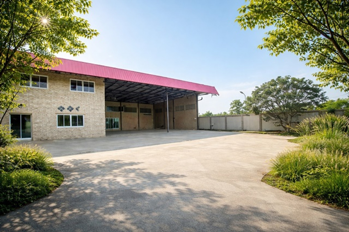 For RentFactoryMin Buri, Romklao : 1.5km from LamHin Police Station. For rent Large warehouse 2rai 35sq.wa 3,200sq.m fully fenced locat
