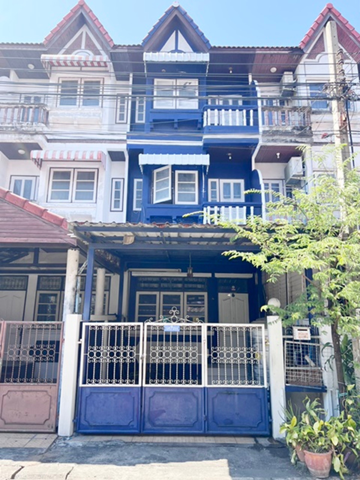 For SaleTownhomeMin Buri, Romklao : 3-story townhouse for sale, Sirinthep 9, Main Road, Soi Rat Phatthana 14, has 4 bedrooms, 3 bathrooms, 1 kitchen, 1 parking space, original condition. If interested, contact 085-550-1599.