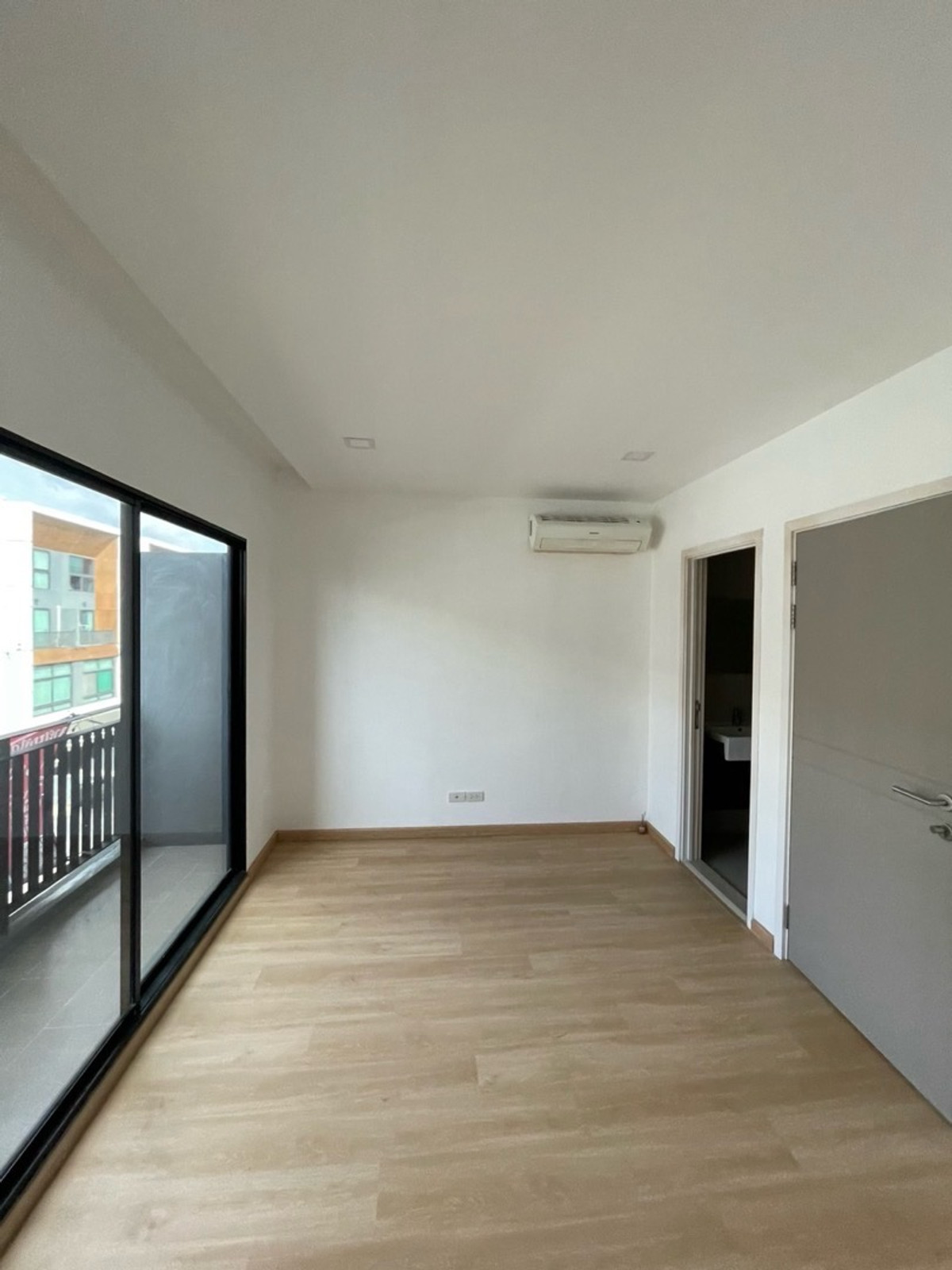 For SaleTownhomePattanakan, Srinakarin : Arden Phatthanakan Townhome for sale  Convenient transportation, near BTS On Nut. Near Phatthanakan Expressway