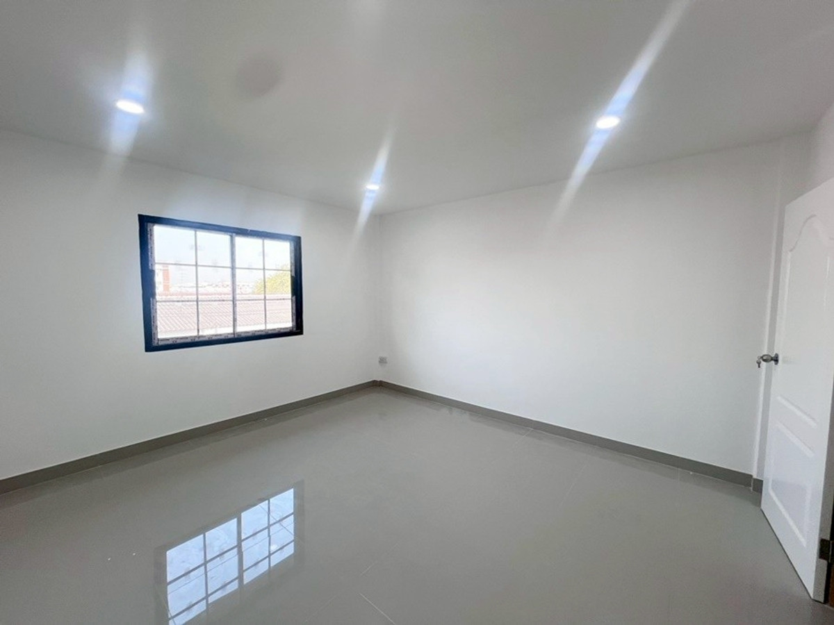 ขายทาวน์โฮมมีนบุรี-ร่มเกล้า : ขายทาวน์เฮ้าส์ 3 ชั้น ศิรินเทพ 9 ถนนเมน ซอยราษฎร์พัฒนา14  มี 4 ห้องนอน 3 ห้องน้ำ 1 ห้องครัว ที่จอดรถ 1 คัน รีโนเวทใหม่ สนใจติดต่อ 085-550-1599