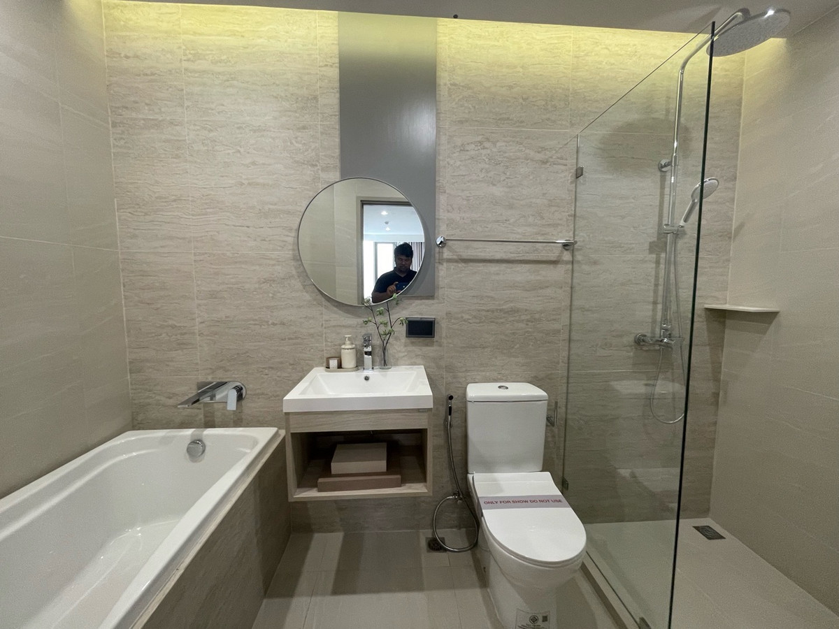 ขายดาวน์คอนโดสุขุมวิท อโศก ทองหล่อ : ขายดาว์น ห้องชุด Refernce Ekkamai มีอ่างอาบน้ำ วิวเมืองทองหล่อ-พร้อมพงษ์ 