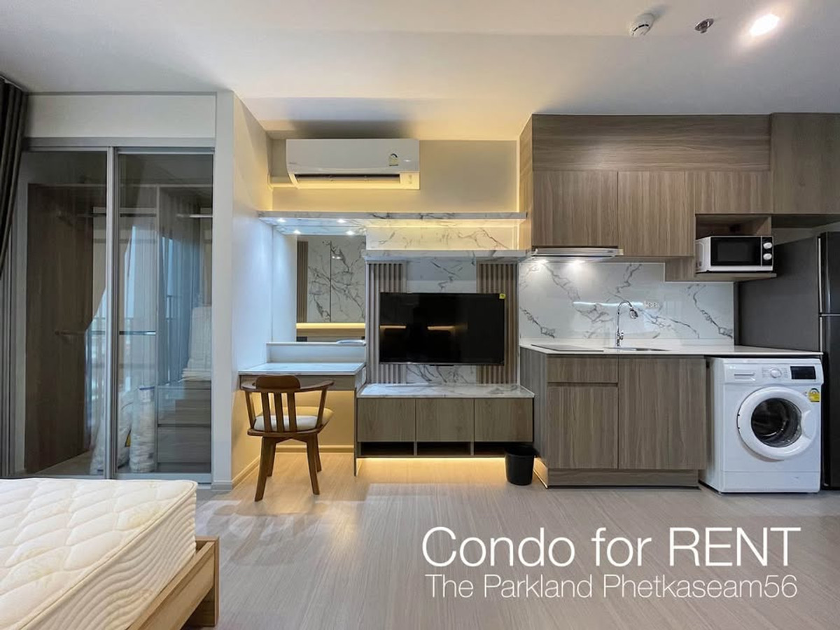 For RentCondoBang kae, Phetkasem : ⭐️ The Parkland Phetkasem 56 ⭐️ o Area size 25.46 sq m. Premium furniture with complete electrical appliances.