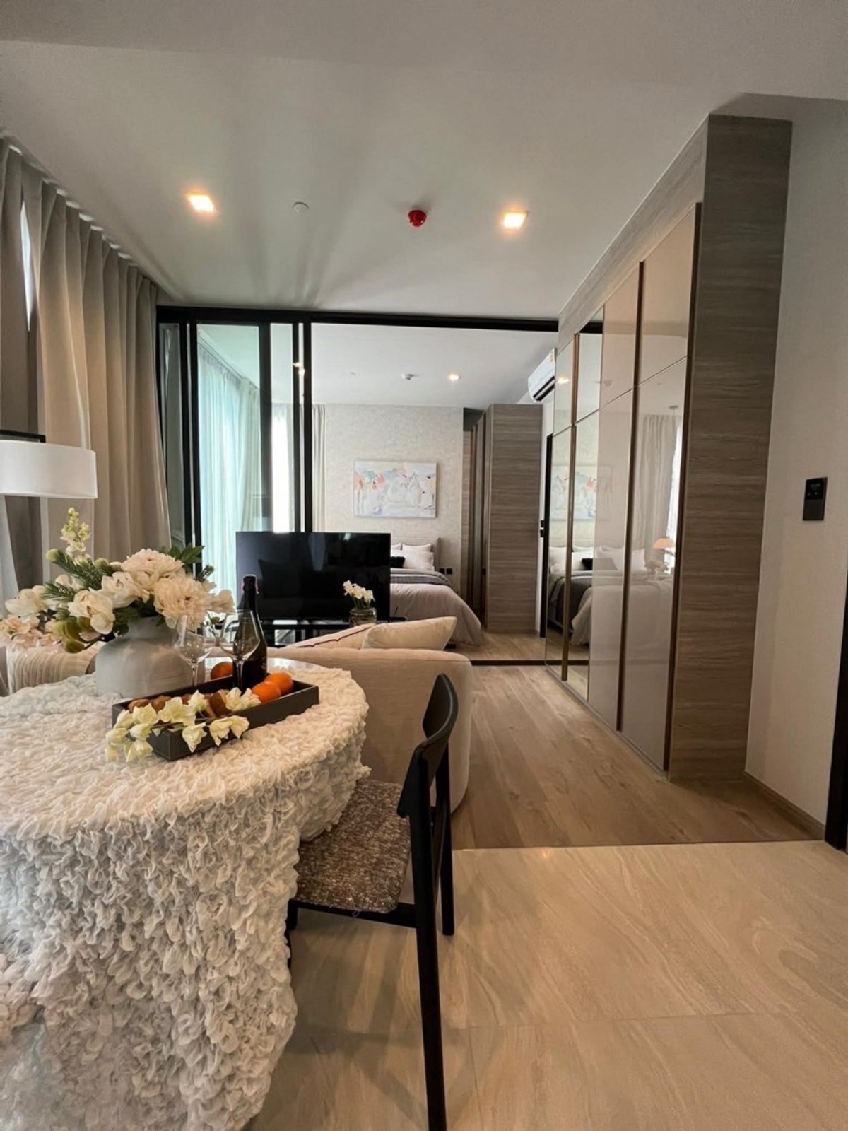 For SaleCondoLadprao, Central Ladprao : Urgent sale, The Crest Park Residences, new condo in Lat Phrao area, size 35 sq m, 12th floor, new room, never rented out, good condition, it's worth buying for yourself or as an investment, price 6,450,000 baht.