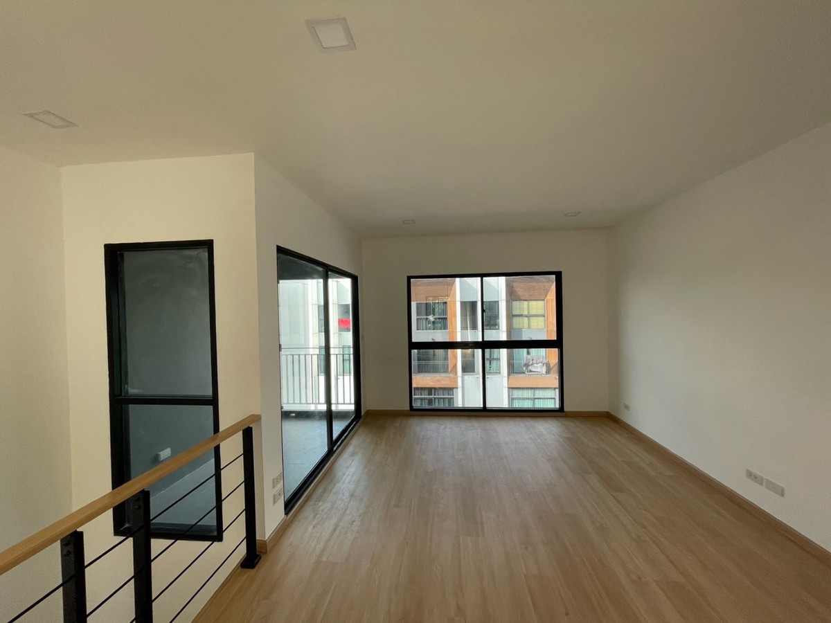 For SaleTownhomePattanakan, Srinakarin : Arden Phatthanakan Townhome for sale  Convenient transportation, near BTS On Nut. Near Phatthanakan Expressway