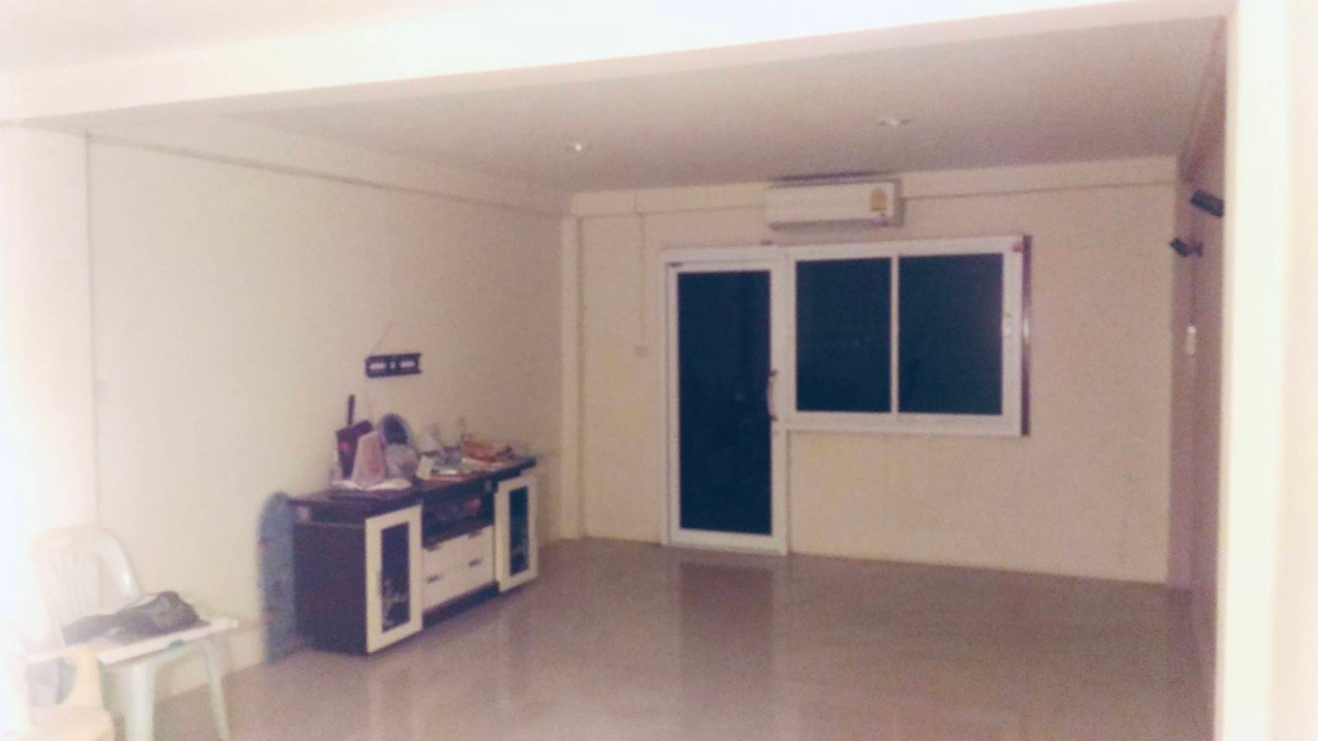 ขายอาคารพาณิชย์สุพรรณบุรี : ขายด่วนอาคารพาณิชย์ 2ห้องเนื้อที่เกือบ240ตารางเมตร  ติดถนนมาลัยแมน ใกล้ปั๊มPTT+EV  ใกล้รพ.อู่ทอง 5นาทีถึงโลตัสอู่ทอง เจ้าของขายเองติดต่อ คุณBen 0839814447 