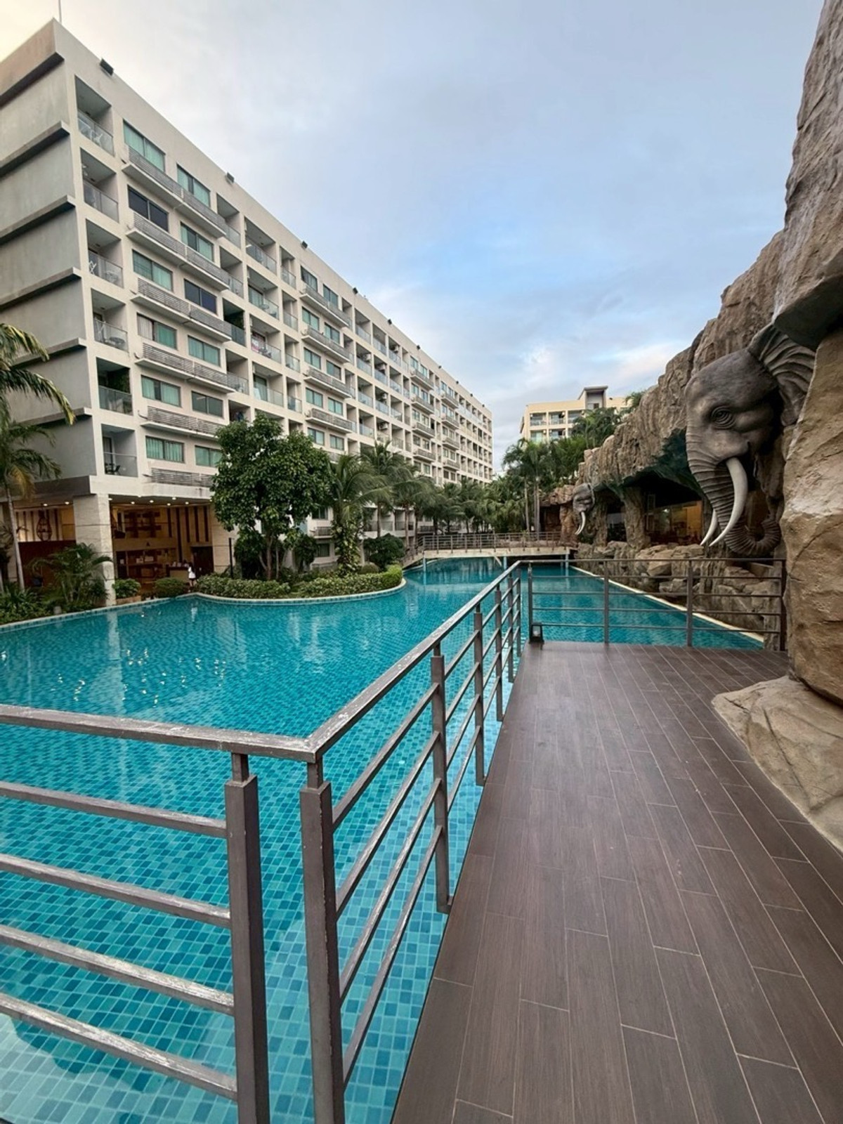 ให้เช่าคอนโดพัทยา บางแสน ชลบุรี สัตหีบ : ให้เช่าคอนโด ลากูน่า บีช 3 มัลดีฟส์ จอมเทียน พัทยา ชั้น1 ติดกับสระว่ายน้ำ Studio Room Pool Access 