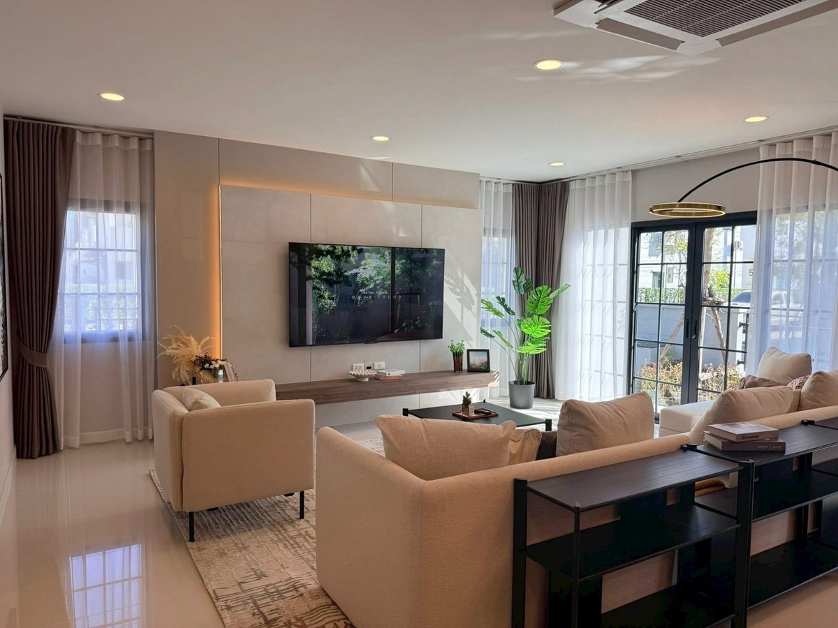 For RentHouseBangna, Bearing, Lasalle : 🔹 Centro Bangna Phase 2 🔹 Corner House | Near the Garden • • 5 bedrooms, 5 bathrooms • 303 sq.m.