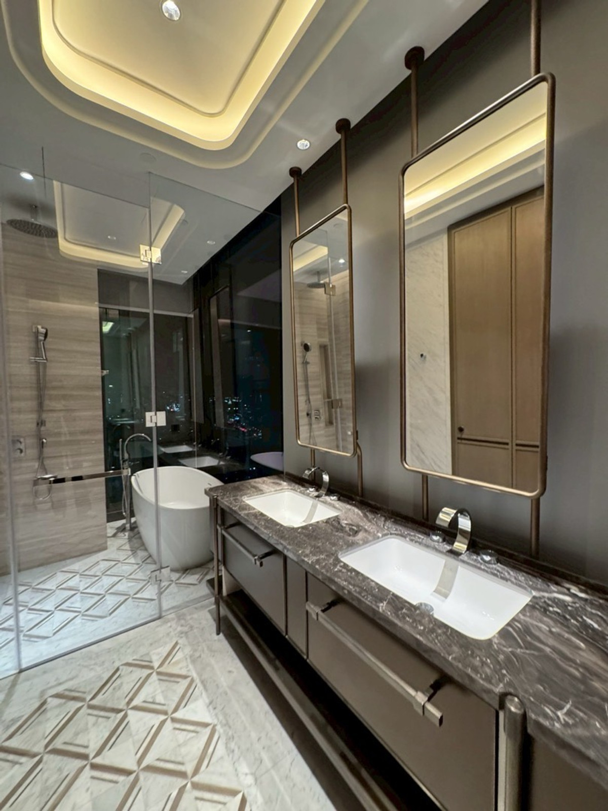 คอนโดวิทยุ ชิดลม หลังสวน : 📢👇 สุดยอดการอยู่อาศัยบนถนนวิทยุ ทำเลพรีเมียมที่หลายคนตามหา พร้อมดื่มด่ำกับวิวเมืองแบบ ไม่บล็อก และพื้นที่ใช้สอยกว้างขวาง เรียบหรู น่าอยู่