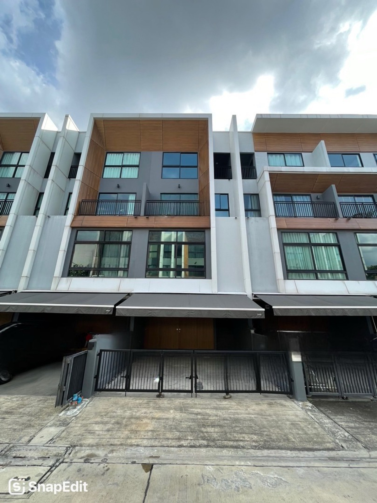 For SaleTownhomePattanakan, Srinakarin : ขายอาร์เด้น พัฒนาการ ทาวน์โฮม  
เดินทางสะดวก ใกล้ BTS อ่อนนุช
 ใกล้ทางด่วนพัฒนาการ
