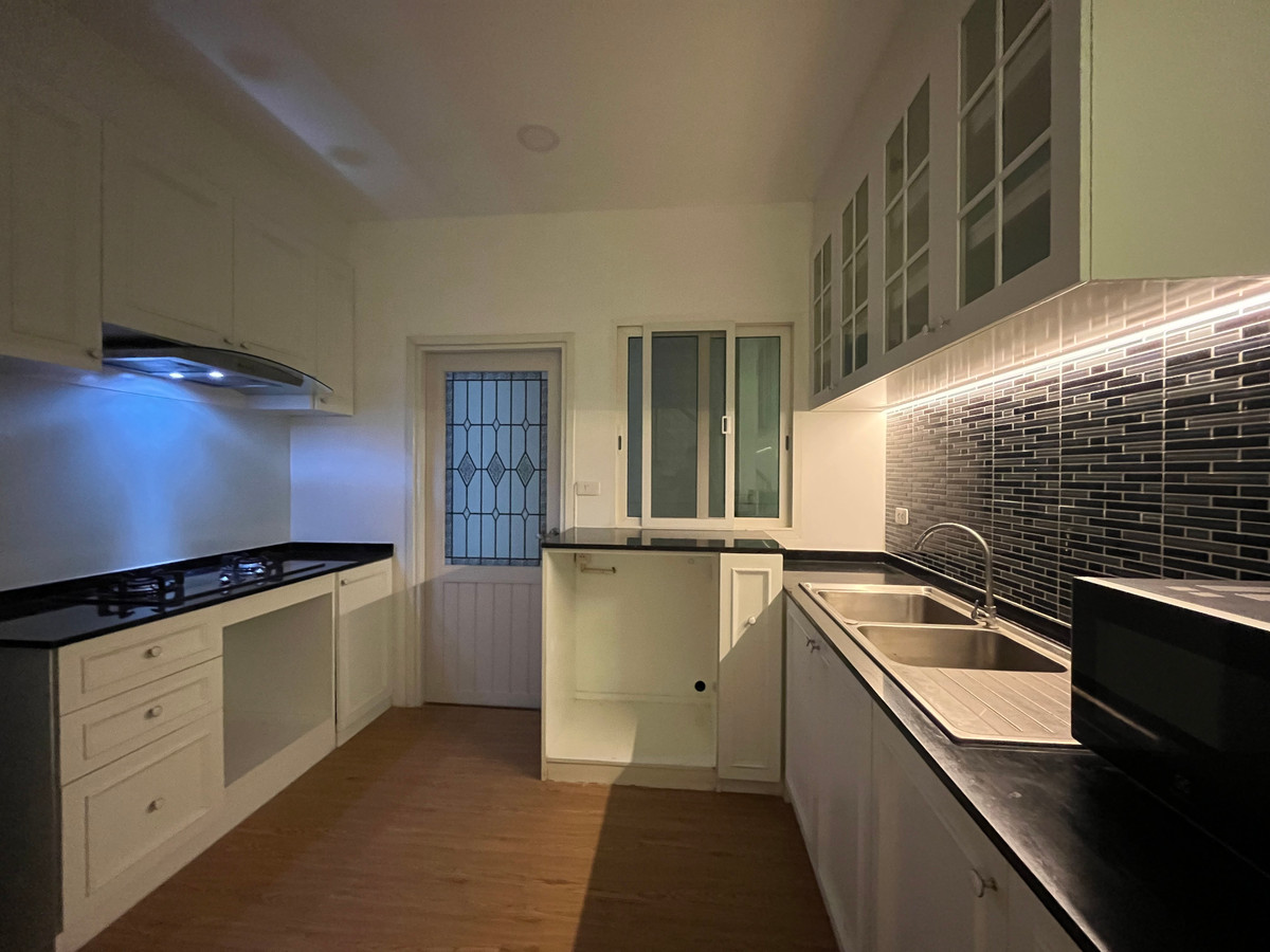 HousePattanakan, Srinakarin : 🏡 Single house for sale With knock-down houses, Golden Village project, On Nut - Phatthanakan, beautiful house, warm atmosphere, fully decorated, ready to move in immediately.