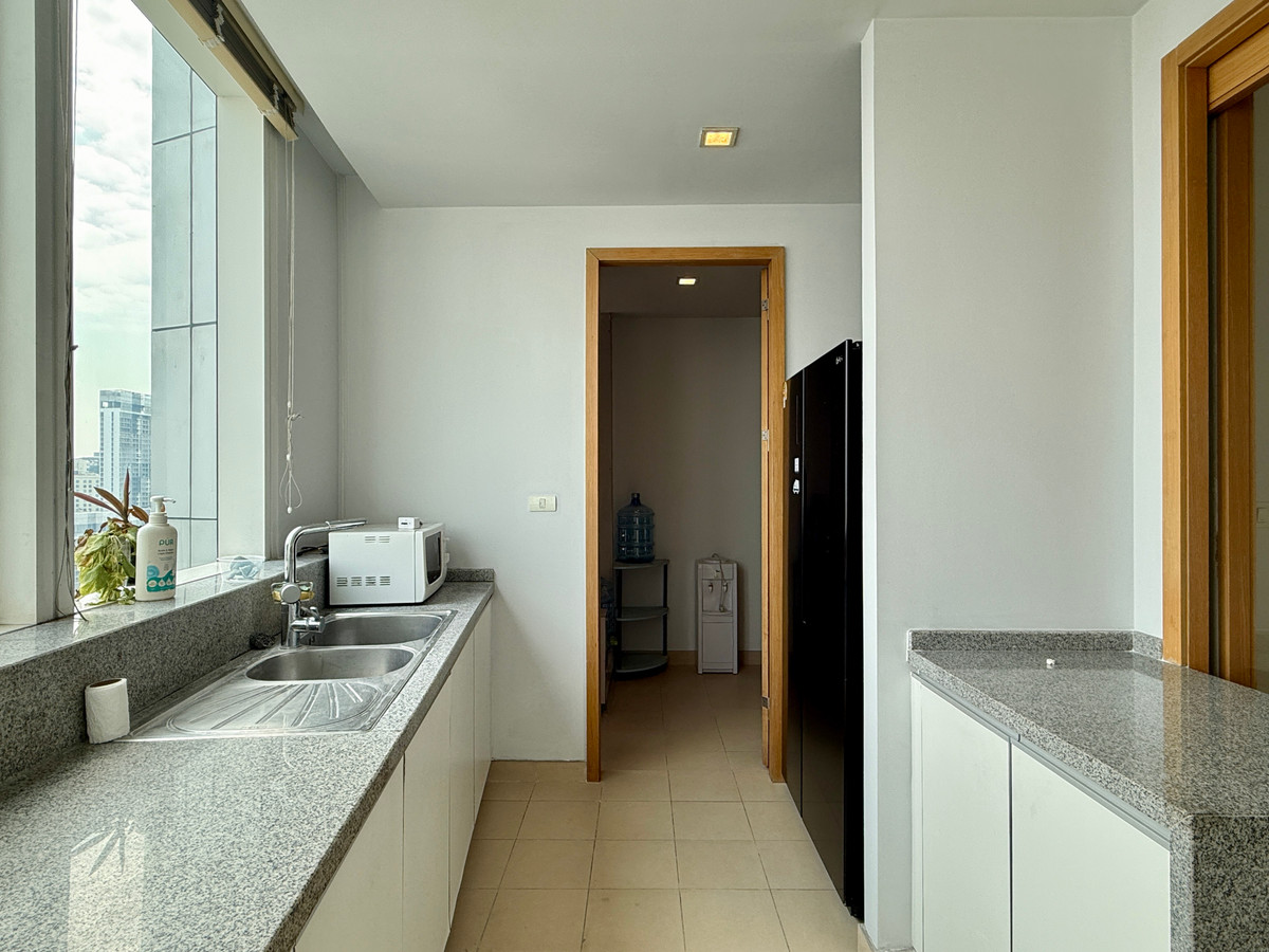 ให้เช่าคอนโดสุขุมวิท อโศก ทองหล่อ : ห้องใหญ่ ชั้นสูง วิวสวน คอนโด 3 ห้องนอน ใกล้อโศกและพร้อมพงศ์