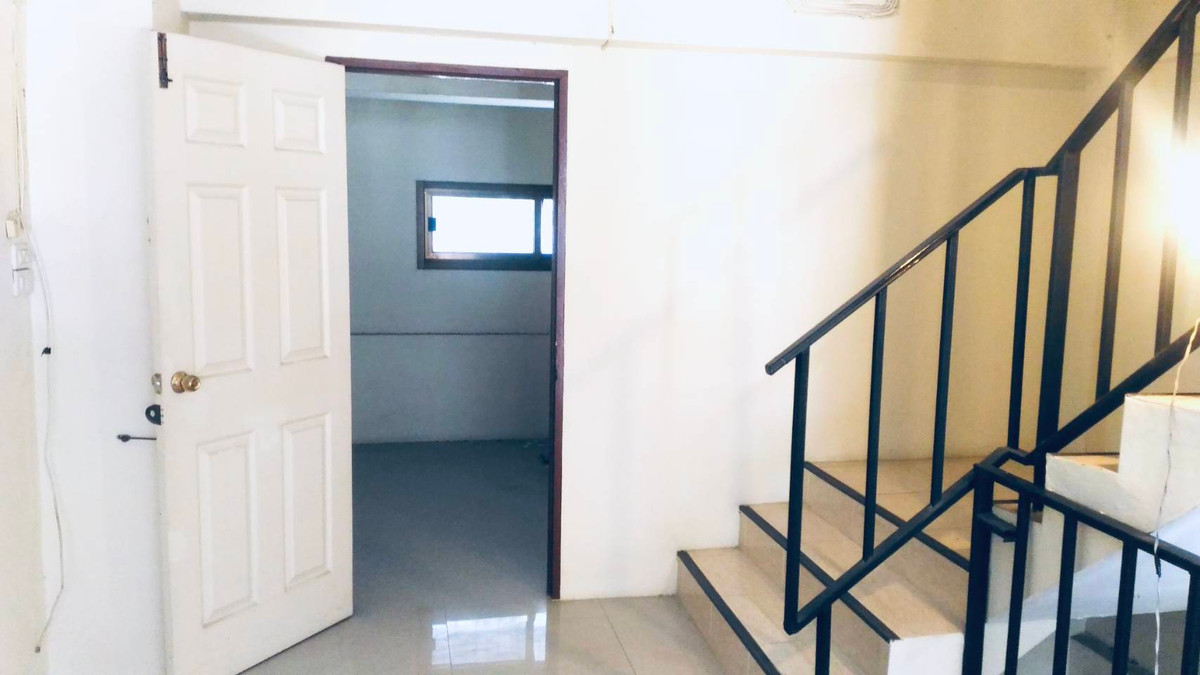 ขายอาคารพาณิชย์สุพรรณบุรี : ขายด่วนอาคารพาณิชย์ 2ห้องเนื้อที่เกือบ240ตารางเมตร  ติดถนนมาลัยแมน ใกล้ปั๊มPTT+EV  ใกล้รพ.อู่ทอง 5นาทีถึงโลตัสอู่ทอง เจ้าของขายเองติดต่อ คุณBen 0839814447 