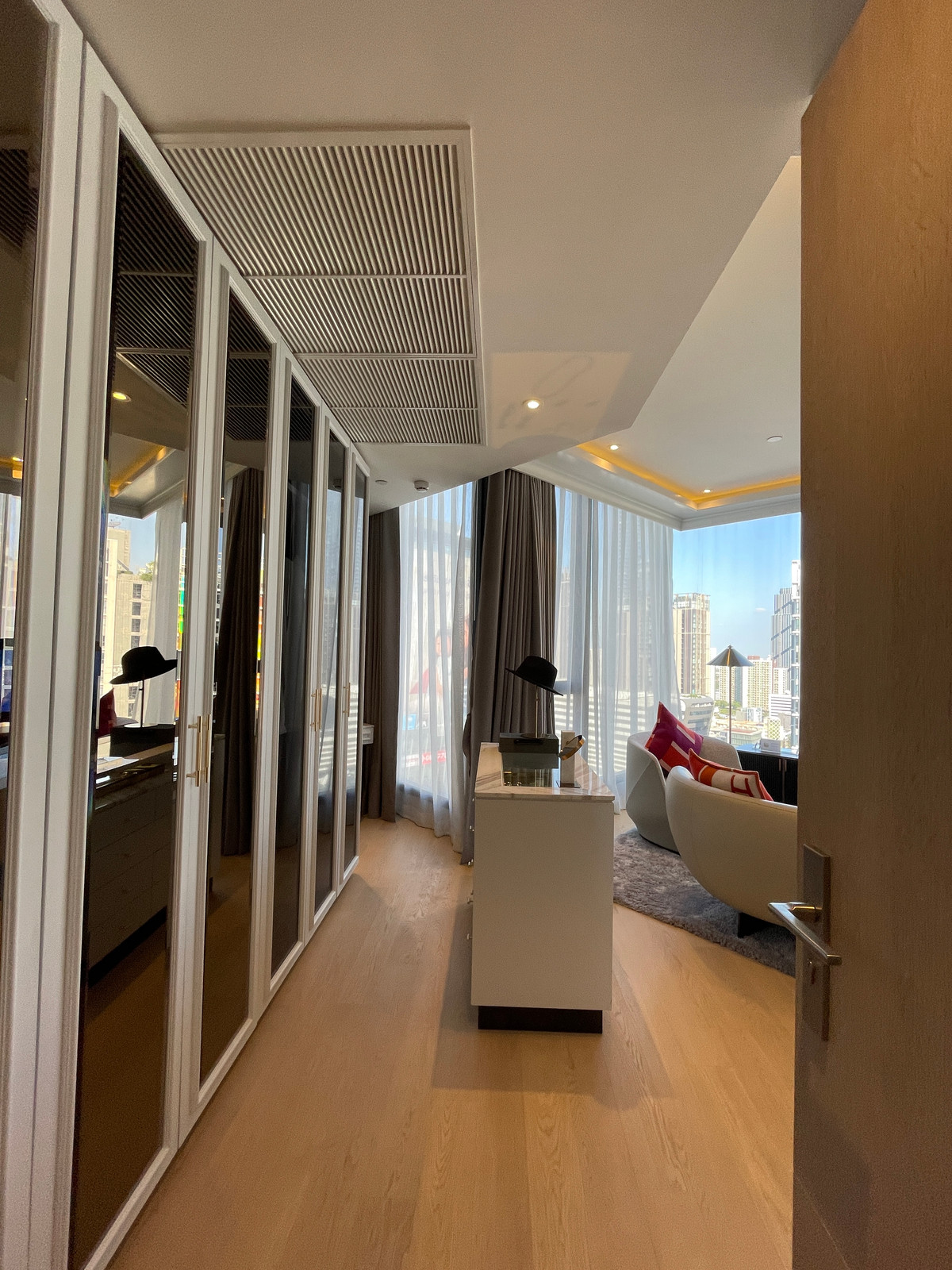 For SaleCondoRama9, Petchburi, RCA : Condo for sale: Ashton Asoke-Rama 9, Combine room, extra large size, 150.78 sq m, in ALPHA building, fully furnished, ready to move in. (Fully-Decorated) and receive full promotions for more than 13 items, the ultimate in luxury in the heart of the New CB