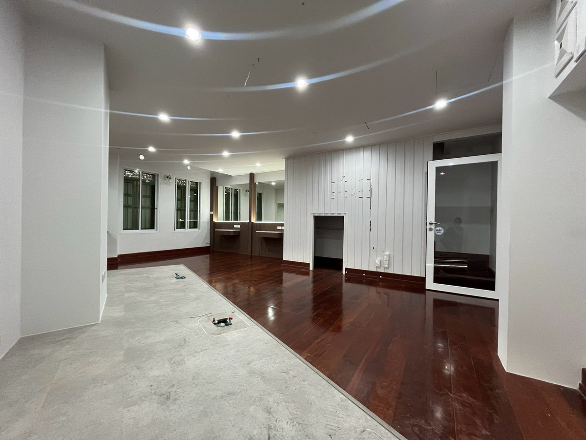 For RentShop HouseYaowarat, Banglamphu : Commercial building for rent, 1 unit, 3 floors @ Yaowarat, near MRT Sam Yot 600 meters, location for tourism, foreigners and hotels.