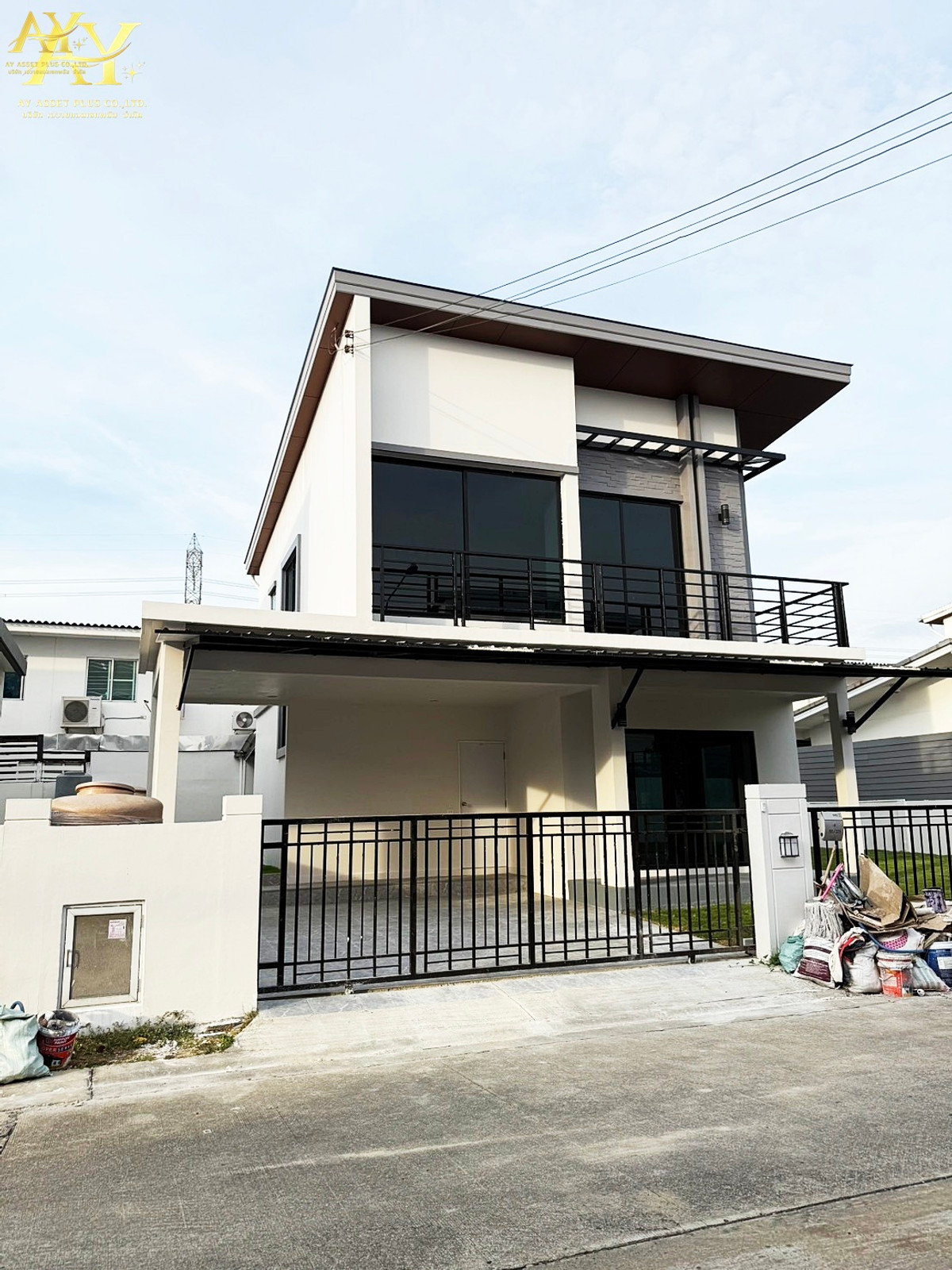 For SaleHouseLadkrabang, Suwannaphum Airport : Urgent sale, 2-story detached house  Pruksa V2 On Nut Village Project, Rama 9, Chaloem Phrakiat Road, Rama 9, Soi 87, Prawet District, Bangkok