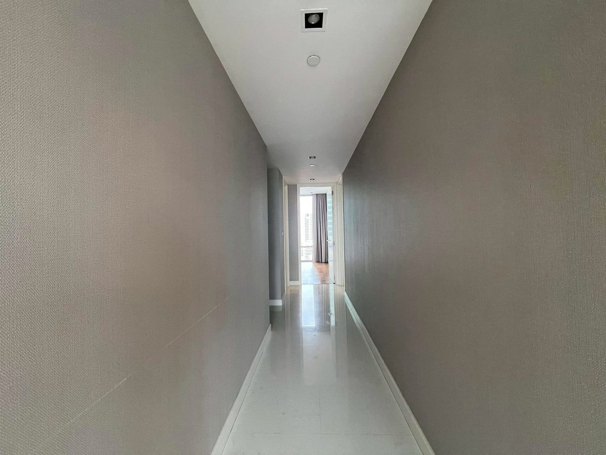 ให้เช่าคอนโดสาทร นราธิวาส : Luxury condo for rent 💠 𝐓𝐡𝐞 𝐁𝐚𝐧𝐠𝐤𝐨𝐤 𝐒𝐚𝐭𝐡𝐨𝐫𝐧 • 2 bedrooms • 2 bathrooms. 𝗖𝗢𝗗𝗘-TP001108  | 📲 𝗖𝗼𝗻𝘁𝗮𝗰𝘁. 𝟬𝟲𝟮-𝟲𝟵𝟰-𝟭𝟳𝟵𝟰