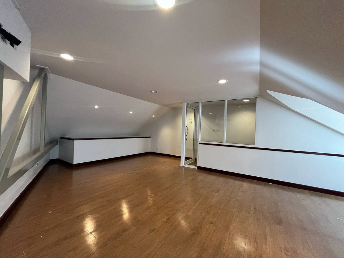 For RentShop HouseYaowarat, Banglamphu : Commercial building for rent, 1 unit, 3 floors @ Yaowarat, near MRT Sam Yot 600 meters, location for tourism, foreigners and hotels.