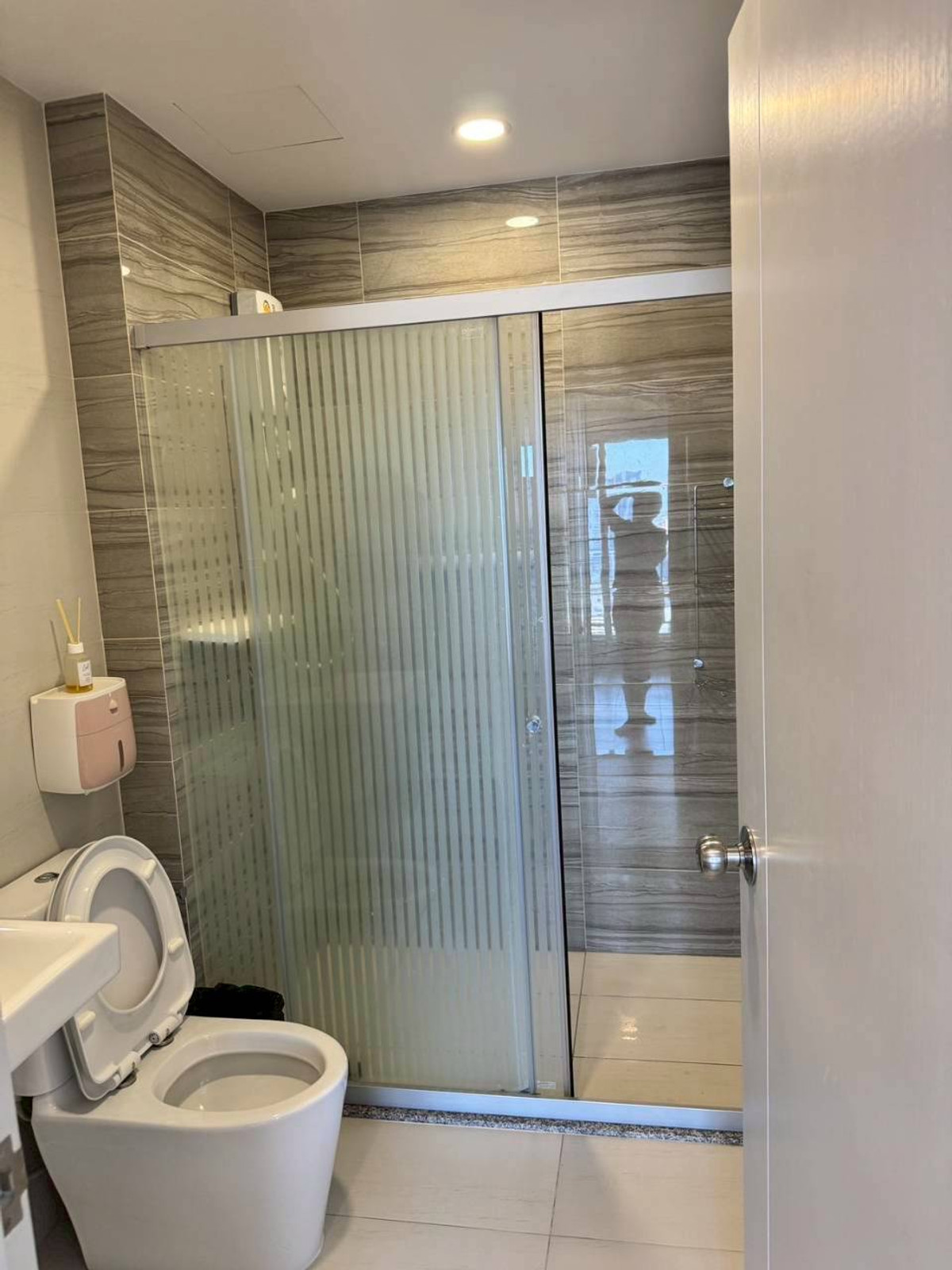 For RentCondoRamkhamhaeng, Hua Mak : ✅ SVR355 ✅ Line : @p2nproperty