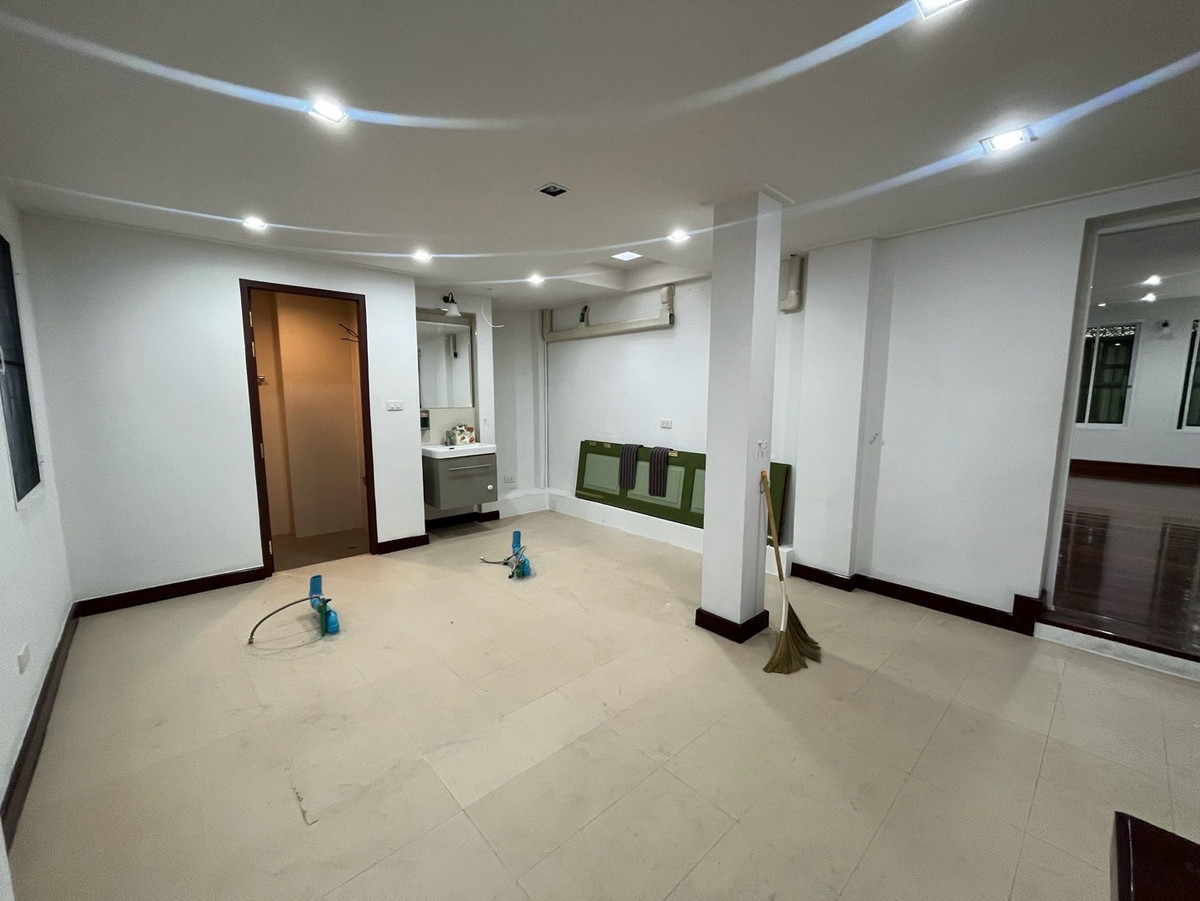 For RentShop HouseYaowarat, Banglamphu : Commercial building for rent, 1 unit, 3 floors @ Yaowarat, near MRT Sam Yot 600 meters, location for tourism, foreigners and hotels.