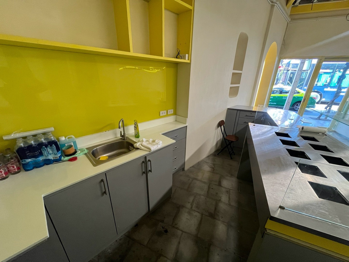 For RentShop HouseYaowarat, Banglamphu : Commercial building for rent, 1 unit, 3 floors @ Yaowarat, near MRT Sam Yot 600 meters, location for tourism, foreigners and hotels.