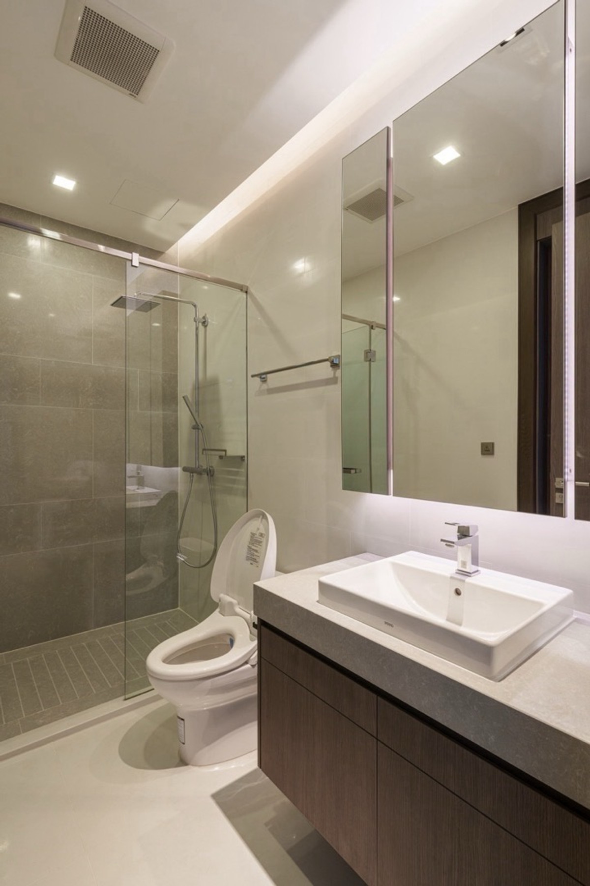 ให้เช่าคอนโดนานา : ห้องตกแต่งใหม่ให้เช่า Q1 สุขุมวิท ติด BTS นานา ห้องชั้นสูง ขนาดใหญ่ 108 ตร.ม. วิวเมือง