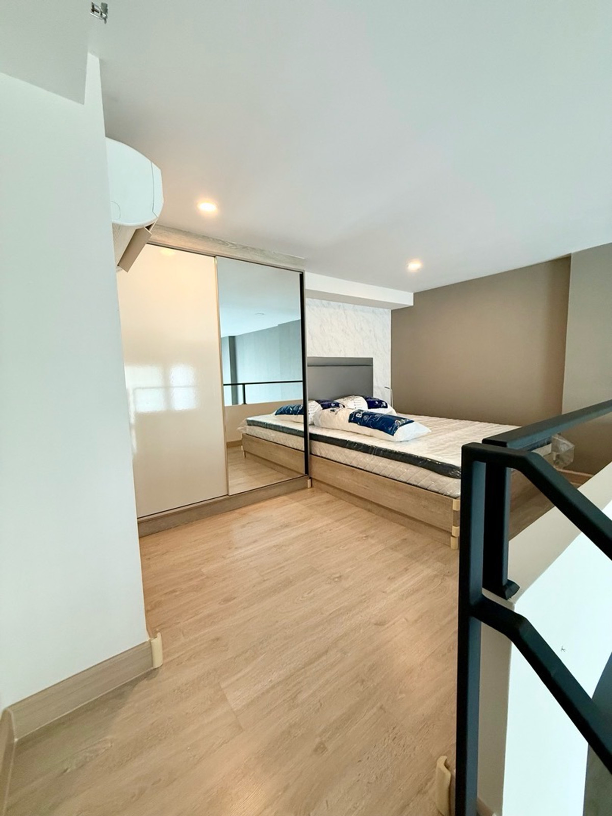CondoRattanathibet, Sanambinna : ‼️Hot Deal‼️KnightBridge Duplex Tiwanon
Condo next to MRT Ministry of Public Health (Purple Line) Walk only 1–2 minutes, about 130 m.