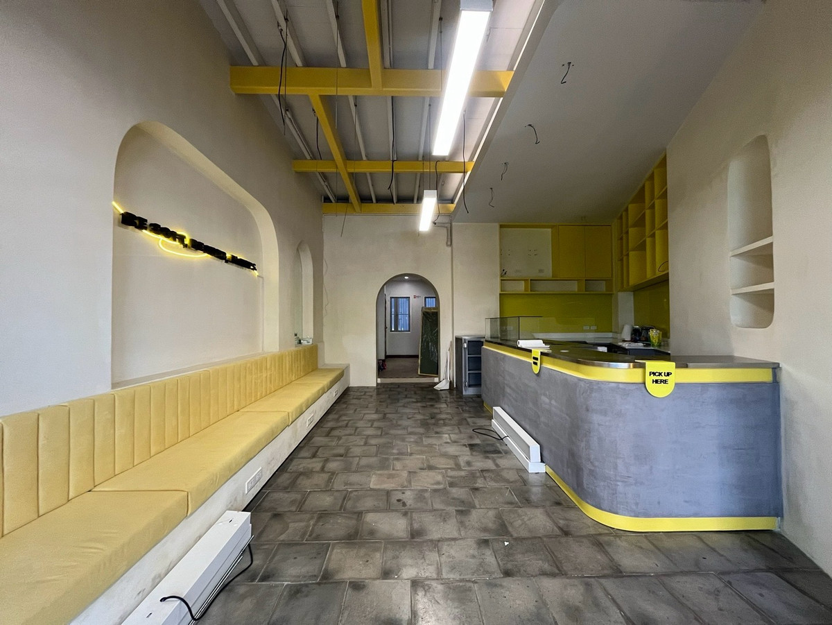 For RentShop HouseYaowarat, Banglamphu : Commercial building for rent, 1 unit, 3 floors @ Yaowarat, near MRT Sam Yot 600 meters, location for tourism, foreigners and hotels.