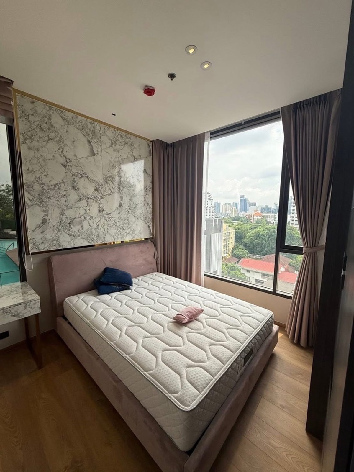 For RentCondoSukhumvit, Asoke, Thonglor : For rent: The Fine Bangkok Thonglor-Ekamai 12 (2BR, corner room, very private), beautiful view + bathtub, floor 10 usable area 50 sq m. Experience luxury in Japanese style in the heart of Thonglor-Ekkamai. The room is in new condition.