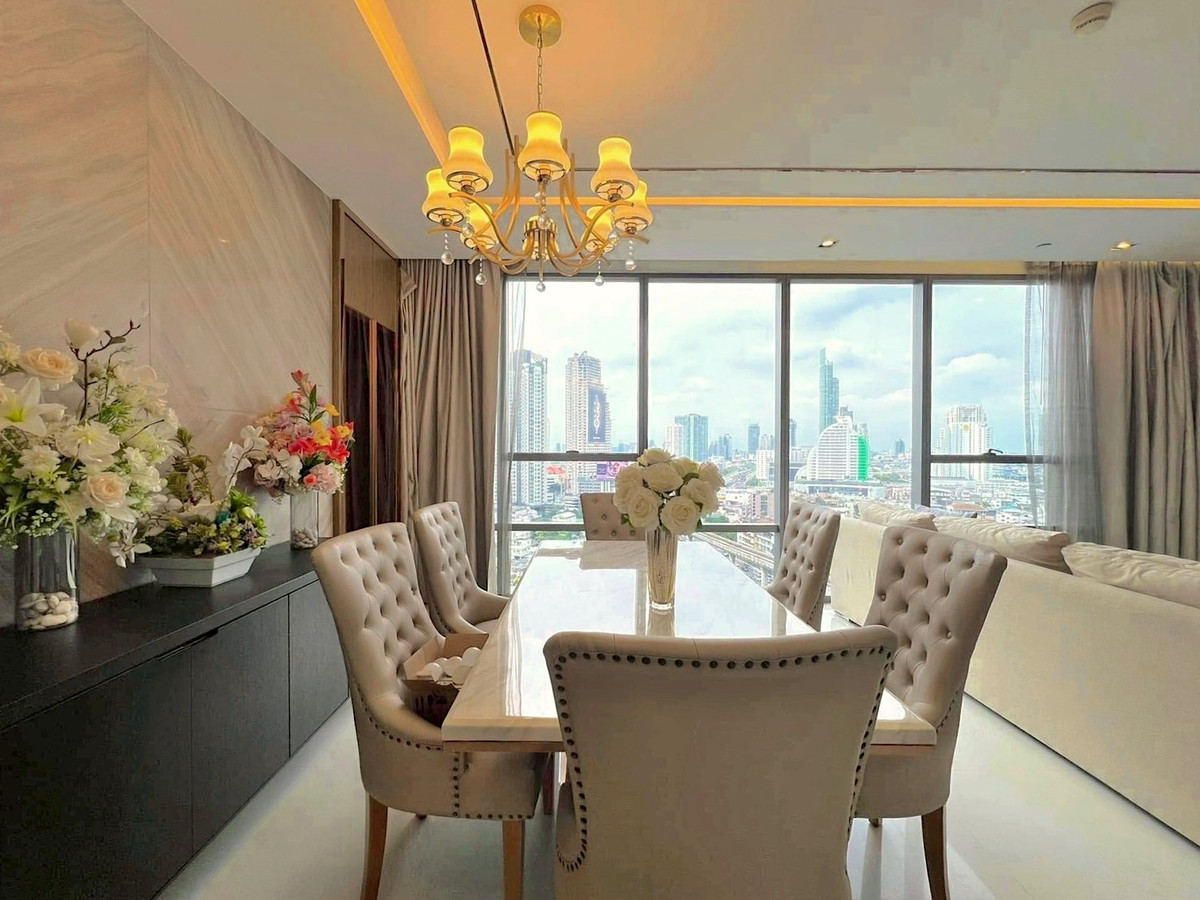 ให้เช่าคอนโดสาทร นราธิวาส : Luxury condo for rent 💠 𝐓𝐡𝐞 𝐁𝐚𝐧𝐠𝐤𝐨𝐤 𝐒𝐚𝐭𝐡𝐨𝐫𝐧 • 2 bedrooms • 2 bathrooms. 𝗖𝗢𝗗𝗘-TP001108  | 📲 𝗖𝗼𝗻𝘁𝗮𝗰𝘁. 𝟬𝟲𝟮-𝟲𝟵𝟰-𝟭𝟳𝟵𝟰