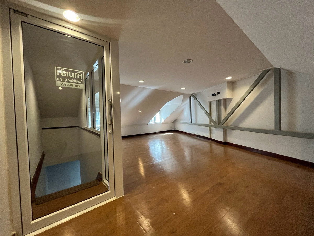 For RentShop HouseYaowarat, Banglamphu : Commercial building for rent, 1 unit, 3 floors @ Yaowarat, near MRT Sam Yot 600 meters, location for tourism, foreigners and hotels.