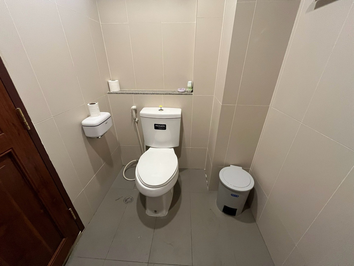 For RentShop HouseYaowarat, Banglamphu : Commercial building for rent, 1 unit, 3 floors @ Yaowarat, near MRT Sam Yot 600 meters, location for tourism, foreigners and hotels.