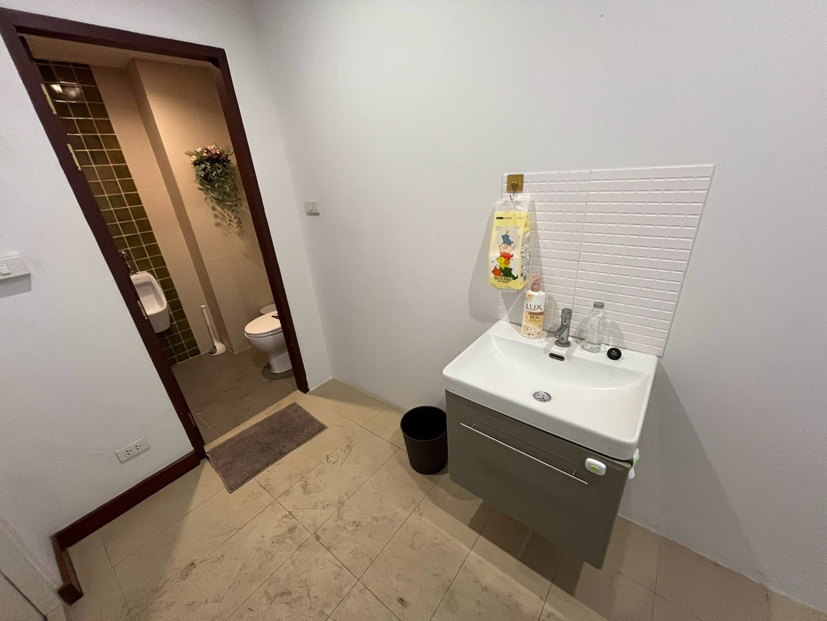 For RentShop HouseYaowarat, Banglamphu : Commercial building for rent, 1 unit, 3 floors @ Yaowarat, near MRT Sam Yot 600 meters, location for tourism, foreigners and hotels.