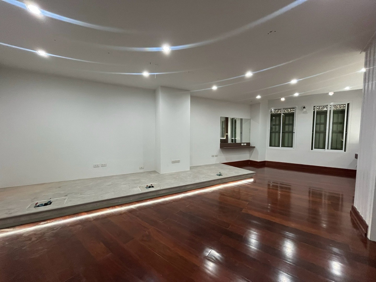 For RentShop HouseYaowarat, Banglamphu : Commercial building for rent, 1 unit, 3 floors @ Yaowarat, near MRT Sam Yot 600 meters, location for tourism, foreigners and hotels.