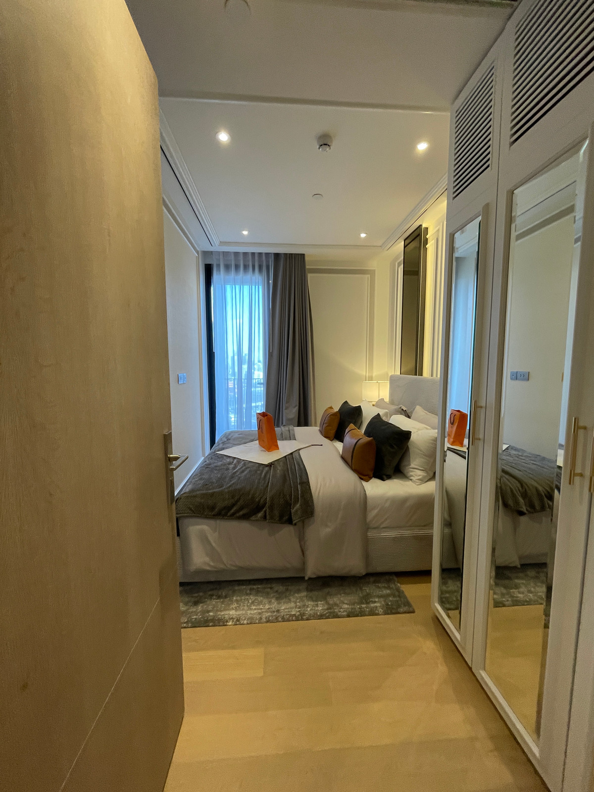 For SaleCondoRama9, Petchburi, RCA : Condo for sale: Ashton Asoke-Rama 9, Combine room, extra large size, 150.78 sq m, in ALPHA building, fully furnished, ready to move in. (Fully-Decorated) and receive full promotions for more than 13 items, the ultimate in luxury in the heart of the New CB