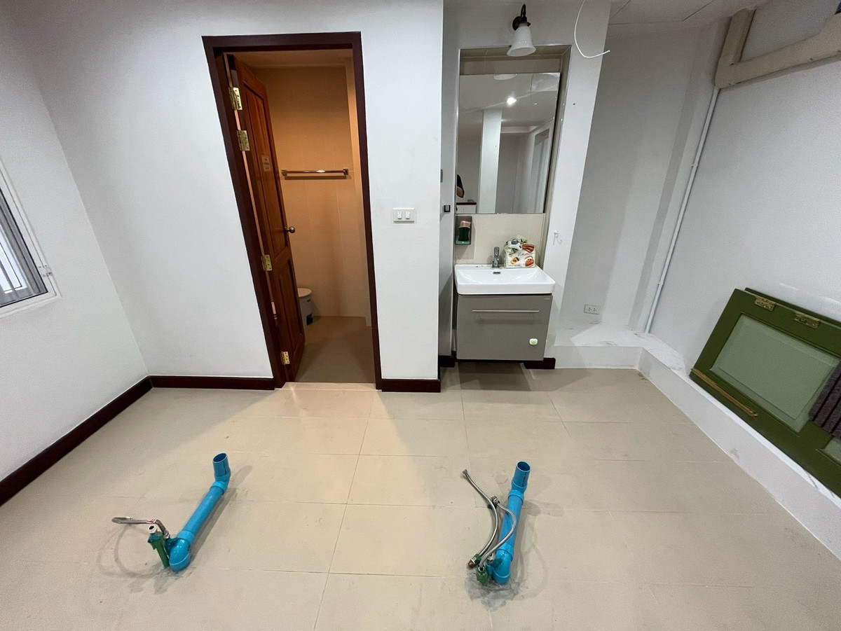 For RentShop HouseYaowarat, Banglamphu : Commercial building for rent, 1 unit, 3 floors @ Yaowarat, near MRT Sam Yot 600 meters, location for tourism, foreigners and hotels.