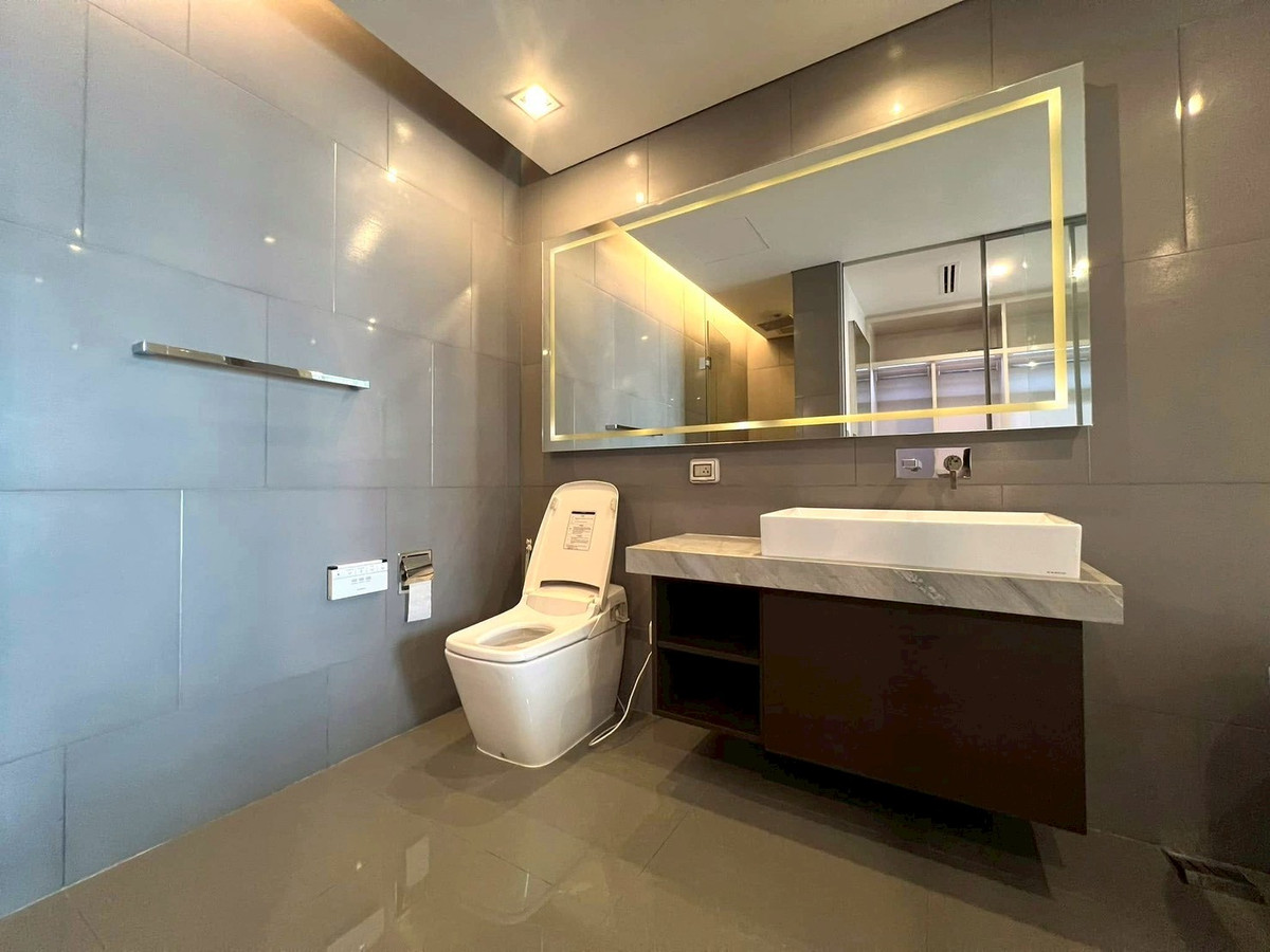 ให้เช่าคอนโดสาทร นราธิวาส : Luxury condo for rent 💠 𝐓𝐡𝐞 𝐁𝐚𝐧𝐠𝐤𝐨𝐤 𝐒𝐚𝐭𝐡𝐨𝐫𝐧 • 2 bedrooms • 2 bathrooms. 𝗖𝗢𝗗𝗘-TP001108  | 📲 𝗖𝗼𝗻𝘁𝗮𝗰𝘁. 𝟬𝟲𝟮-𝟲𝟵𝟰-𝟭𝟳𝟵𝟰