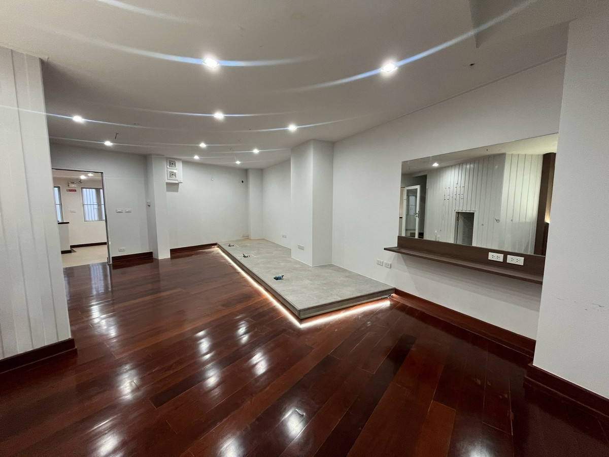 For RentShop HouseYaowarat, Banglamphu : Commercial building for rent, 1 unit, 3 floors @ Yaowarat, near MRT Sam Yot 600 meters, location for tourism, foreigners and hotels.