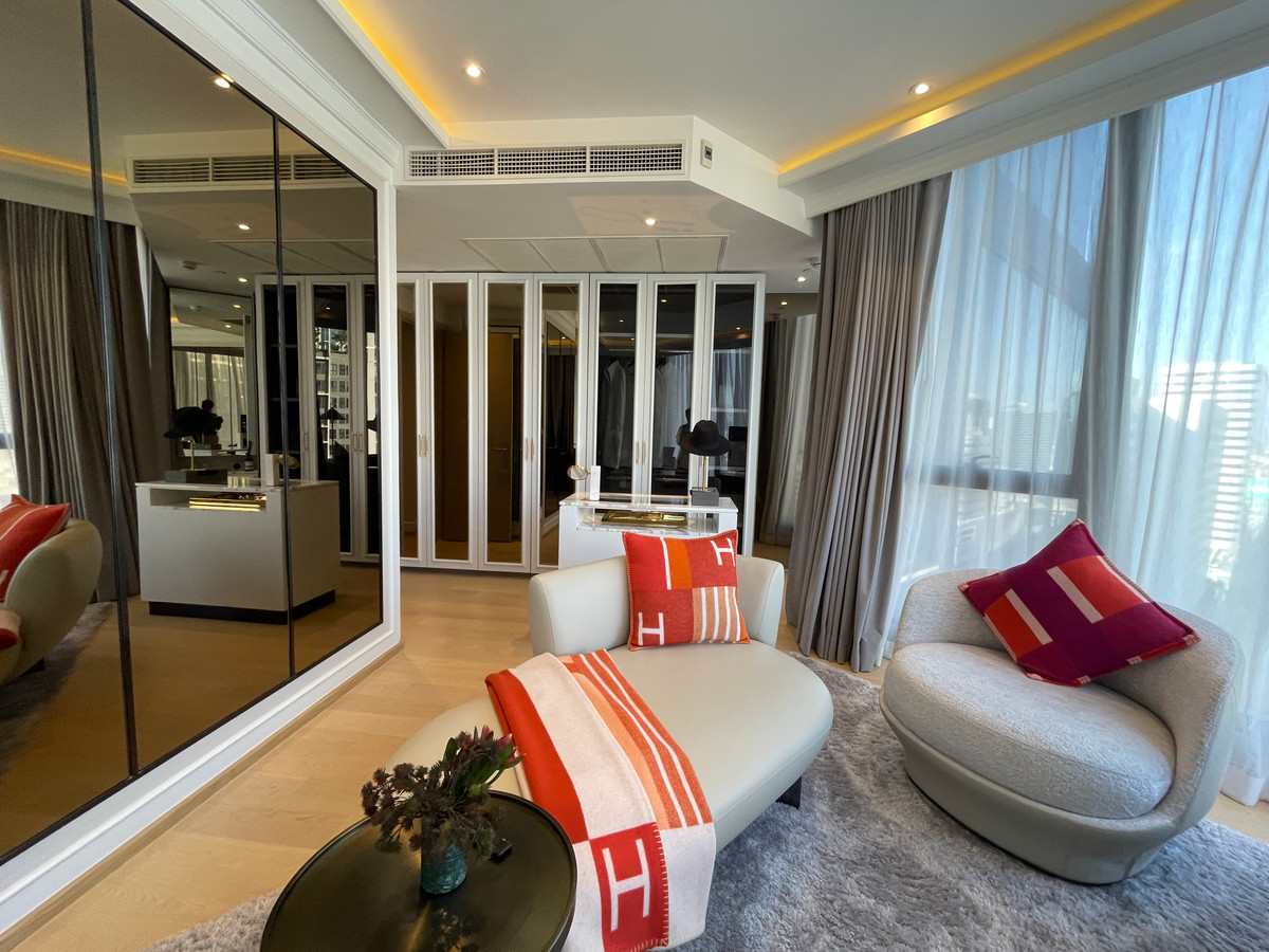 For SaleCondoRama9, Petchburi, RCA : Condo for sale: Ashton Asoke-Rama 9, Combine room, extra large size, 150.78 sq m, in ALPHA building, fully furnished, ready to move in. (Fully-Decorated) and receive full promotions for more than 13 items, the ultimate in luxury in the heart of the New CB