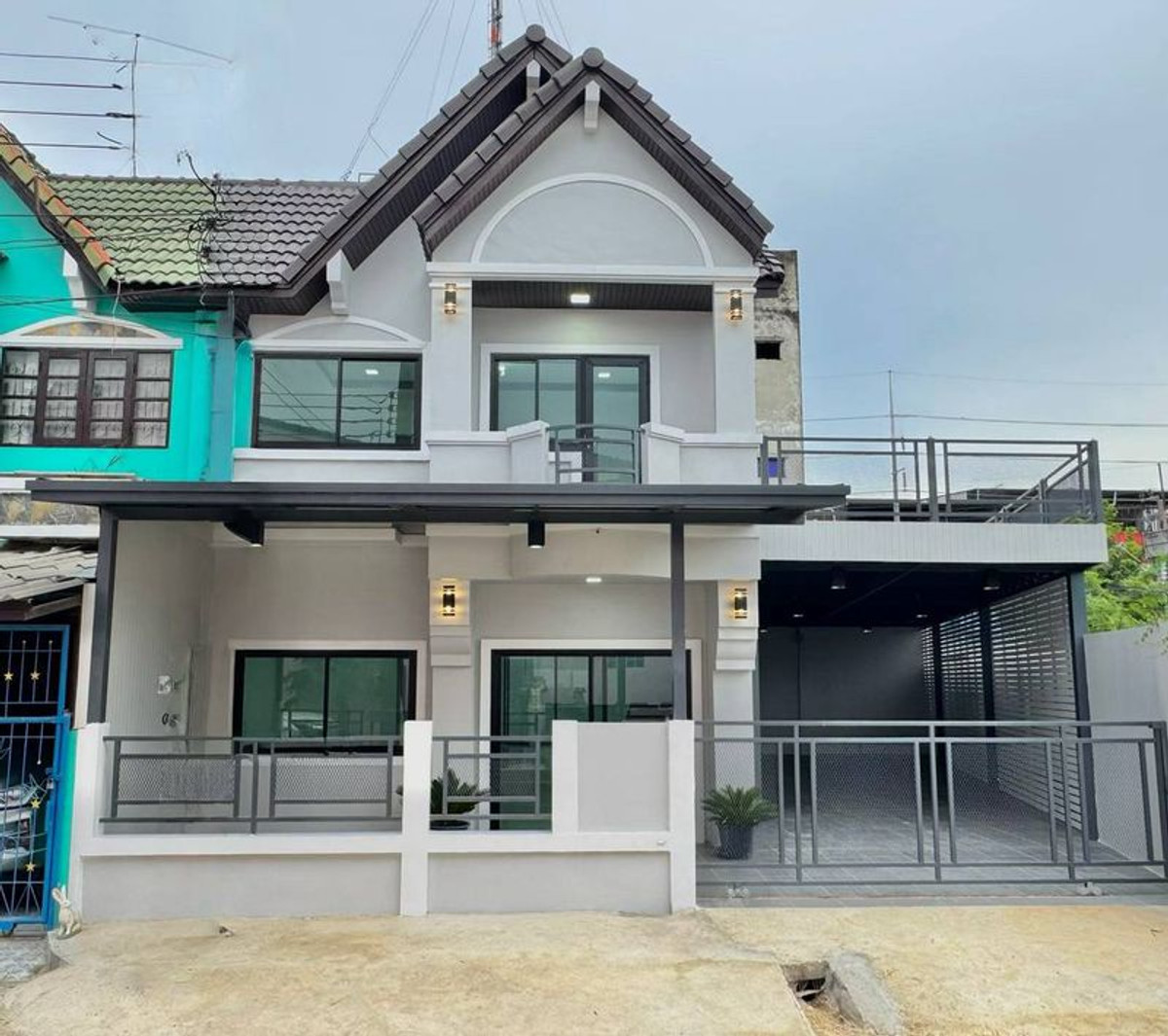 For SaleTownhomeNonthaburi, Bang Yai, Bangbuathong : 2-story townhouse for sale, Rattanathani Village Soi 1, corner house, plus furniture, area 39 square meters, 4 bedrooms, Rattanathani Village Soi 3, Phimonrat Subdistrict, Bang Bua Thong District. Nonthaburi Province