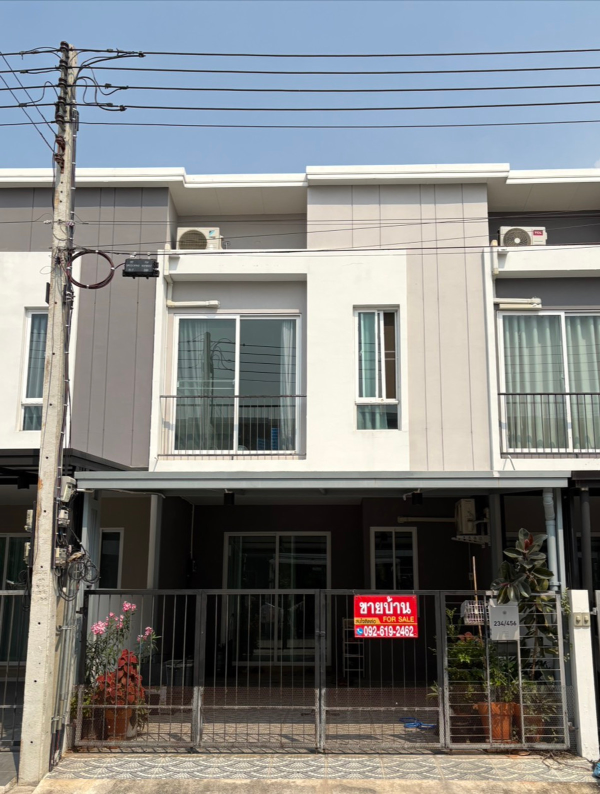 For SaleTownhomePathum Thani,Rangsit, Thammasat : 2-story townhome for sale, City Sense Ratchaphruek Project 345, good condition, ready to move in. Near the clubhouse The kitchen and garage have been added.
