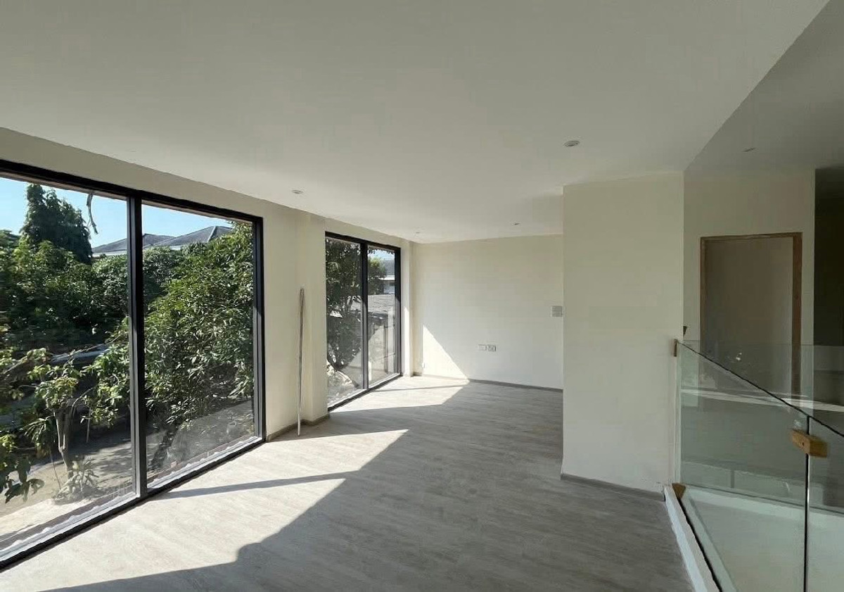 For SaleHouseSukhumvit, Asoke, Thonglor : 🔹2-storey detached house, Soi Pridi Banomyong🔹 (5-10 minutes to Ekamai) • 79 sq m • usable area 401 sq m • 4 bedrooms, 5 bathrooms • 4 car parking spaces